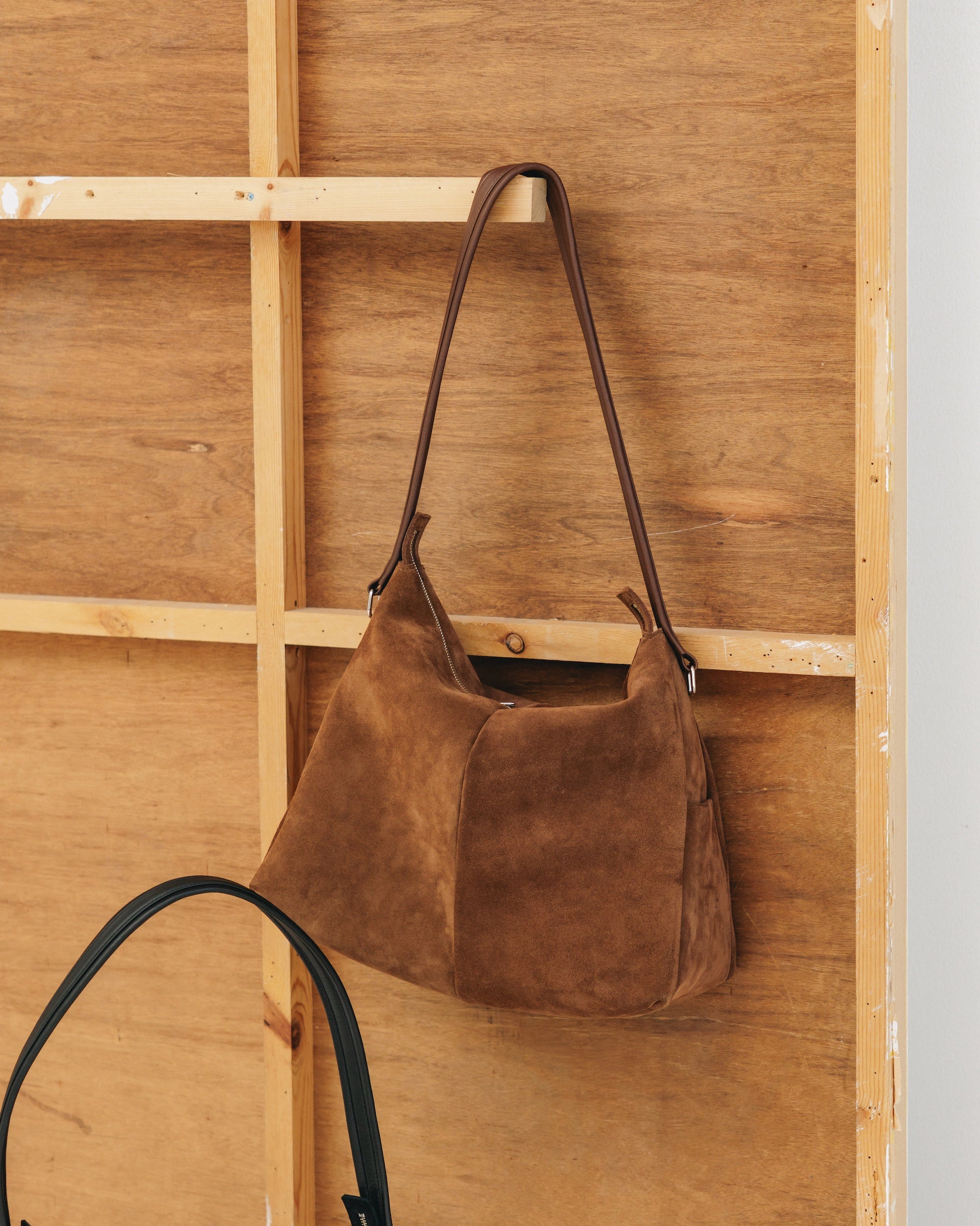 【1.7 WED 20:00- IN STOCK】SUEDE NOMAD BAG (BROWN)