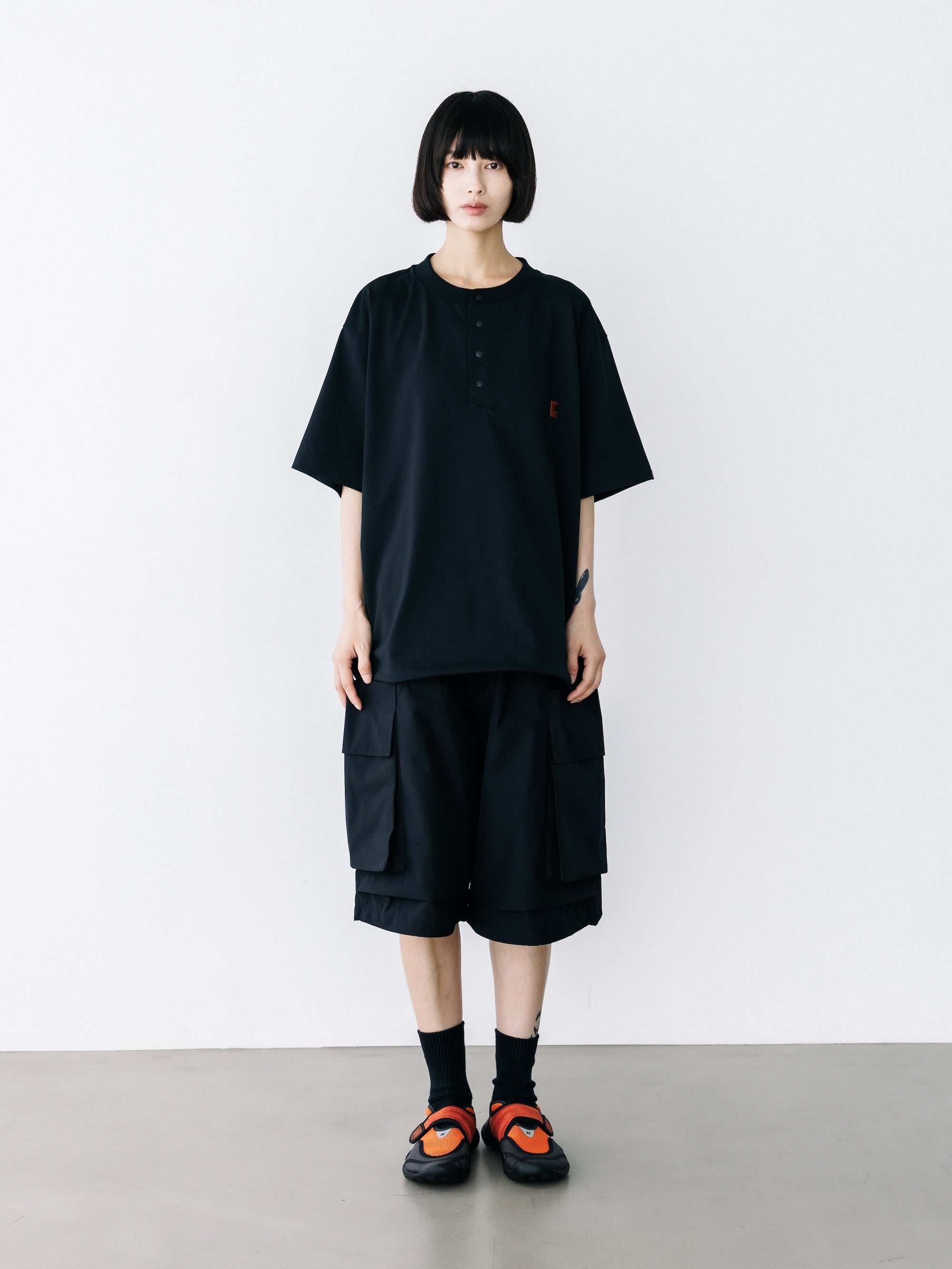 【8.26 WED 20:00- IN STOCK】“C” TECH HENLEY NECK S/S T-SHIRT WITH DRAWSTRINGS (BLACK)