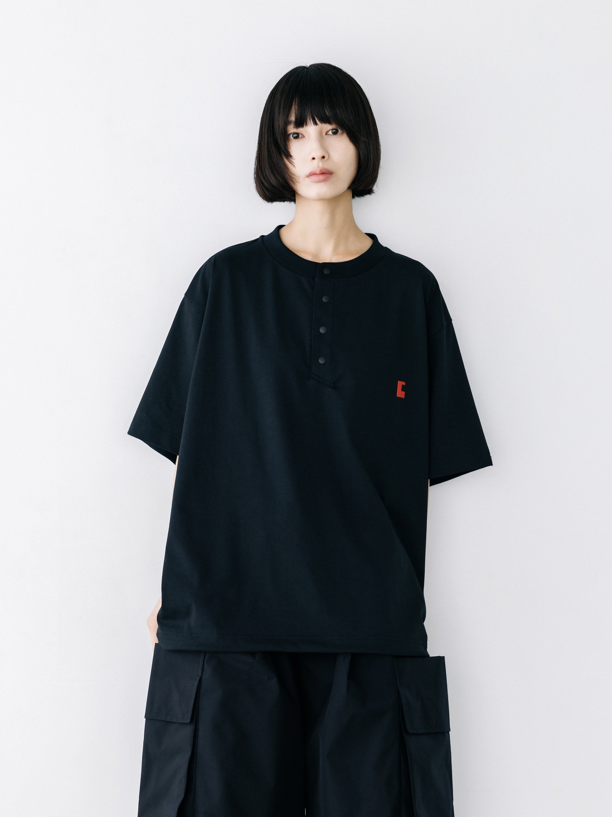 【8.26 WED 20:00- IN STOCK】“C” TECH HENLEY NECK S/S T-SHIRT WITH DRAWSTRINGS (BLACK)