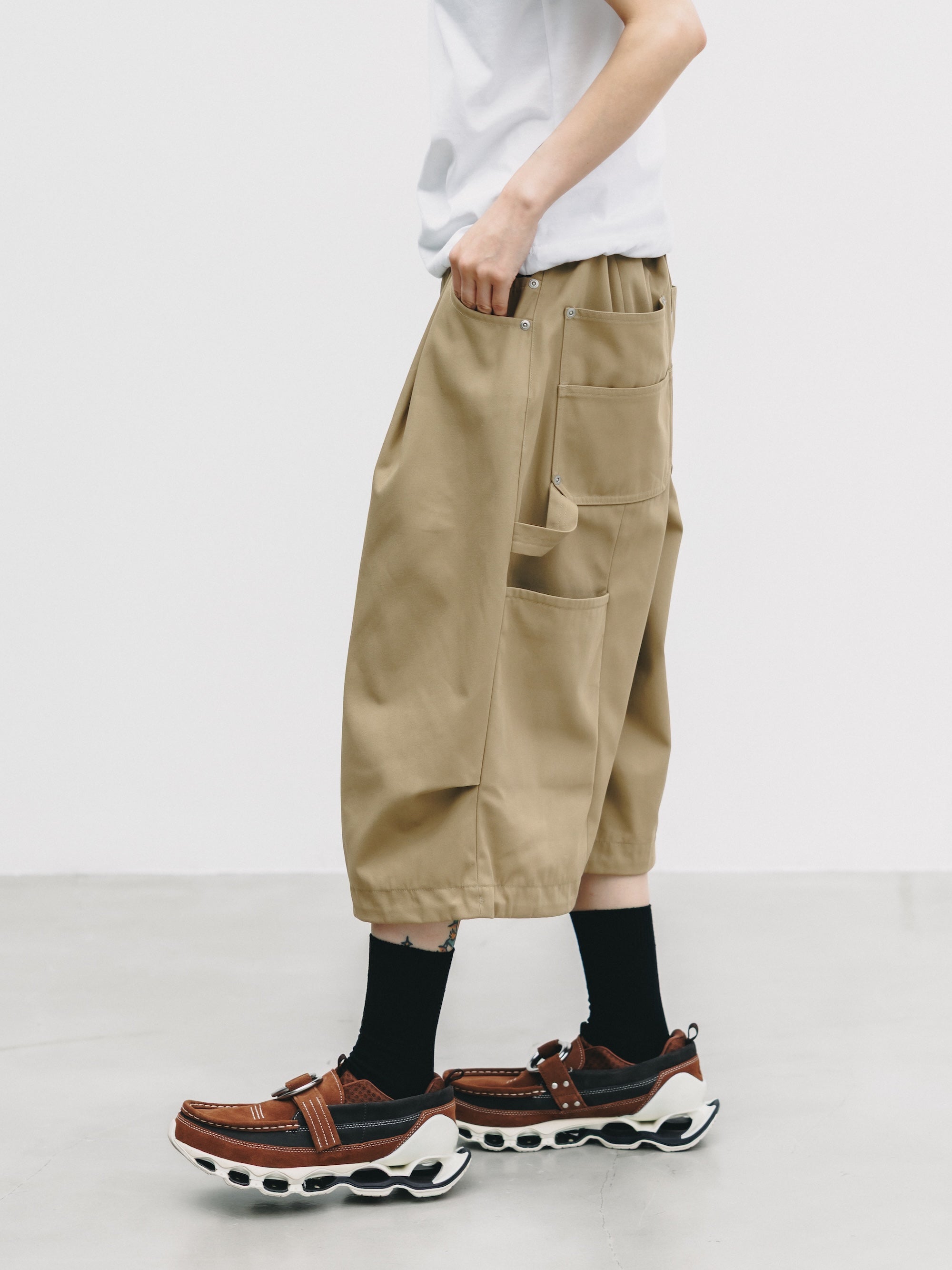 T/C GABARDINE CITY MASSIVE UTILITY CROPPED PANTS (BEIGE)