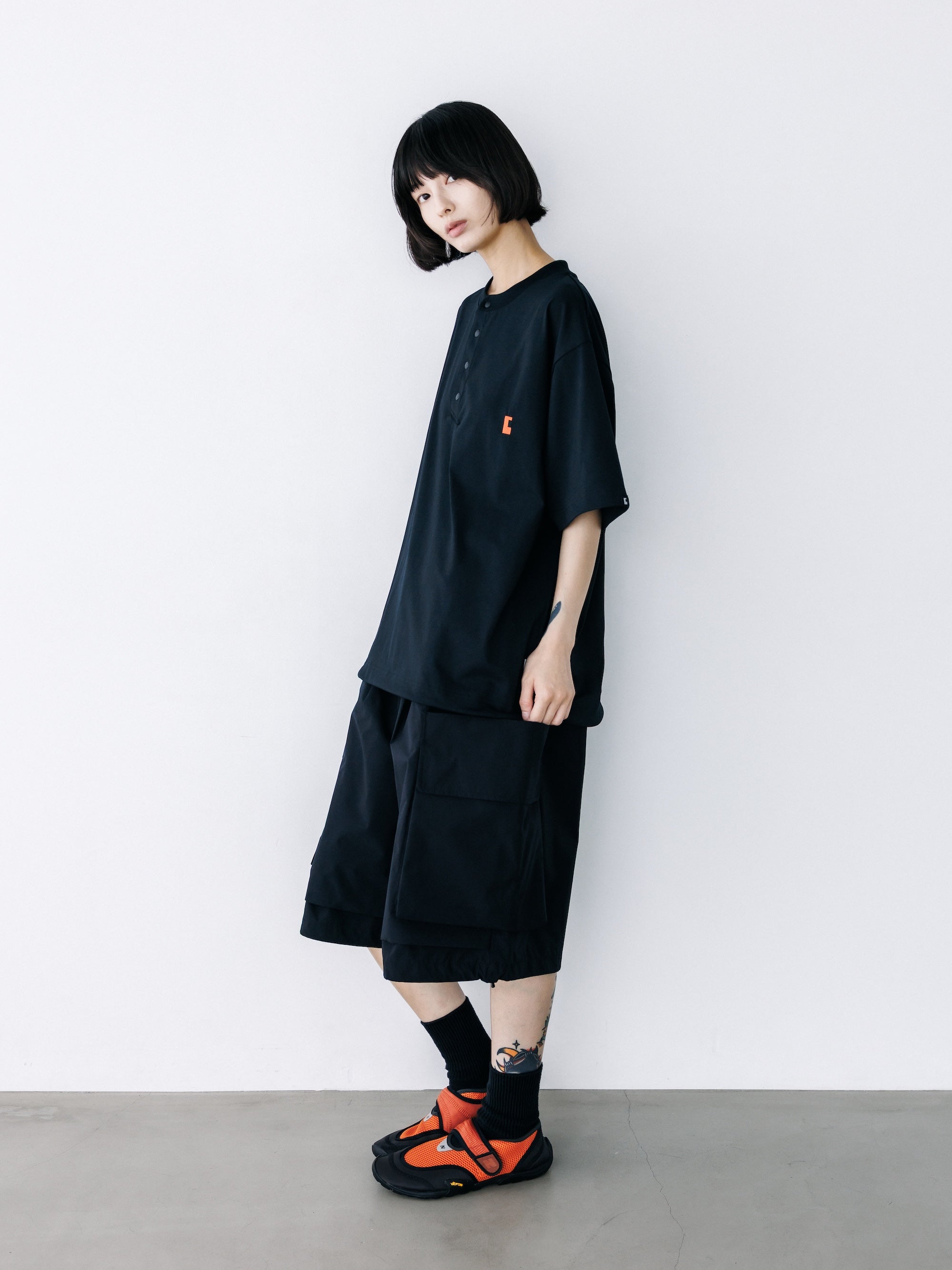【8.26 WED 20:00- IN STOCK】“C” TECH HENLEY NECK S/S T-SHIRT WITH DRAWSTRINGS (BLACK)