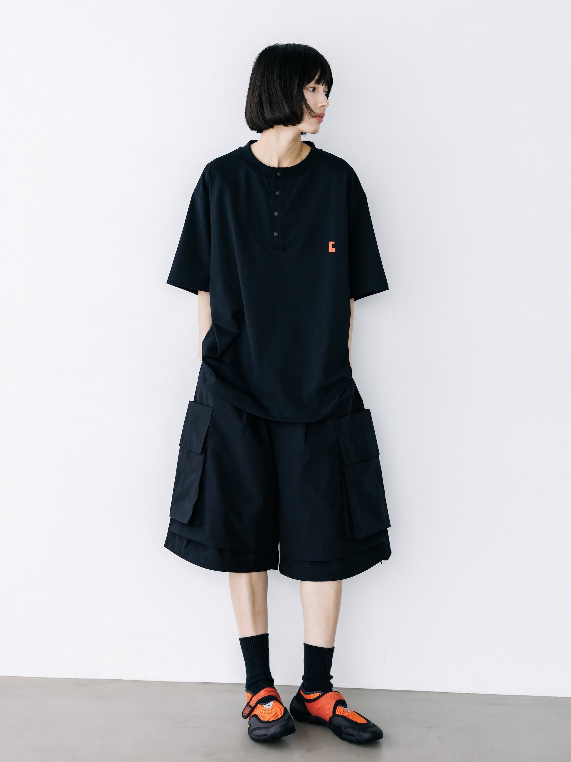 【8.26 WED 20:00- IN STOCK】“C” TECH HENLEY NECK S/S T-SHIRT WITH DRAWSTRINGS (BLACK)
