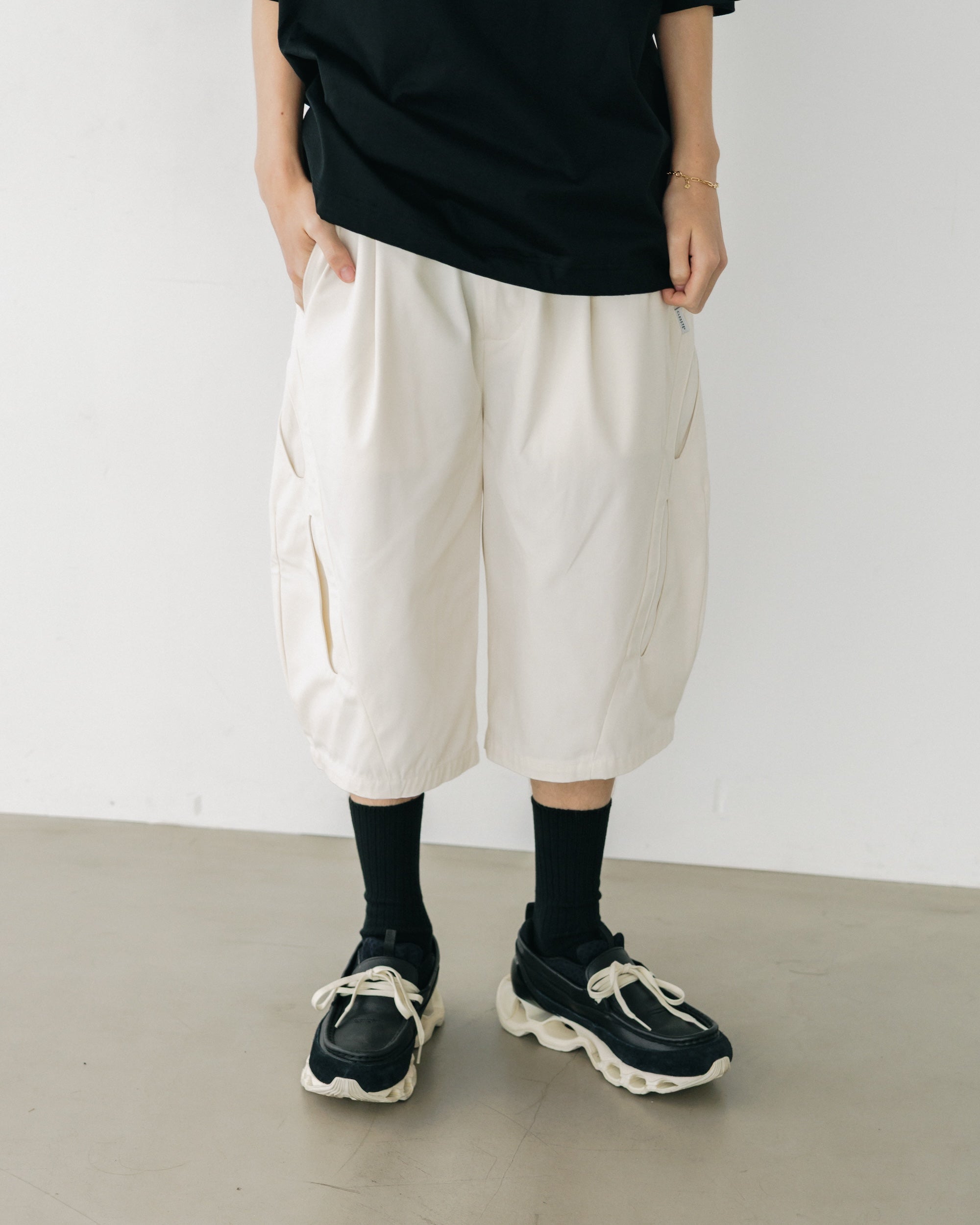 【8.23 SAT 20:00- IN STOCK】FUTURE MASSIVE TWISTED HALF PANTS (IVORY)