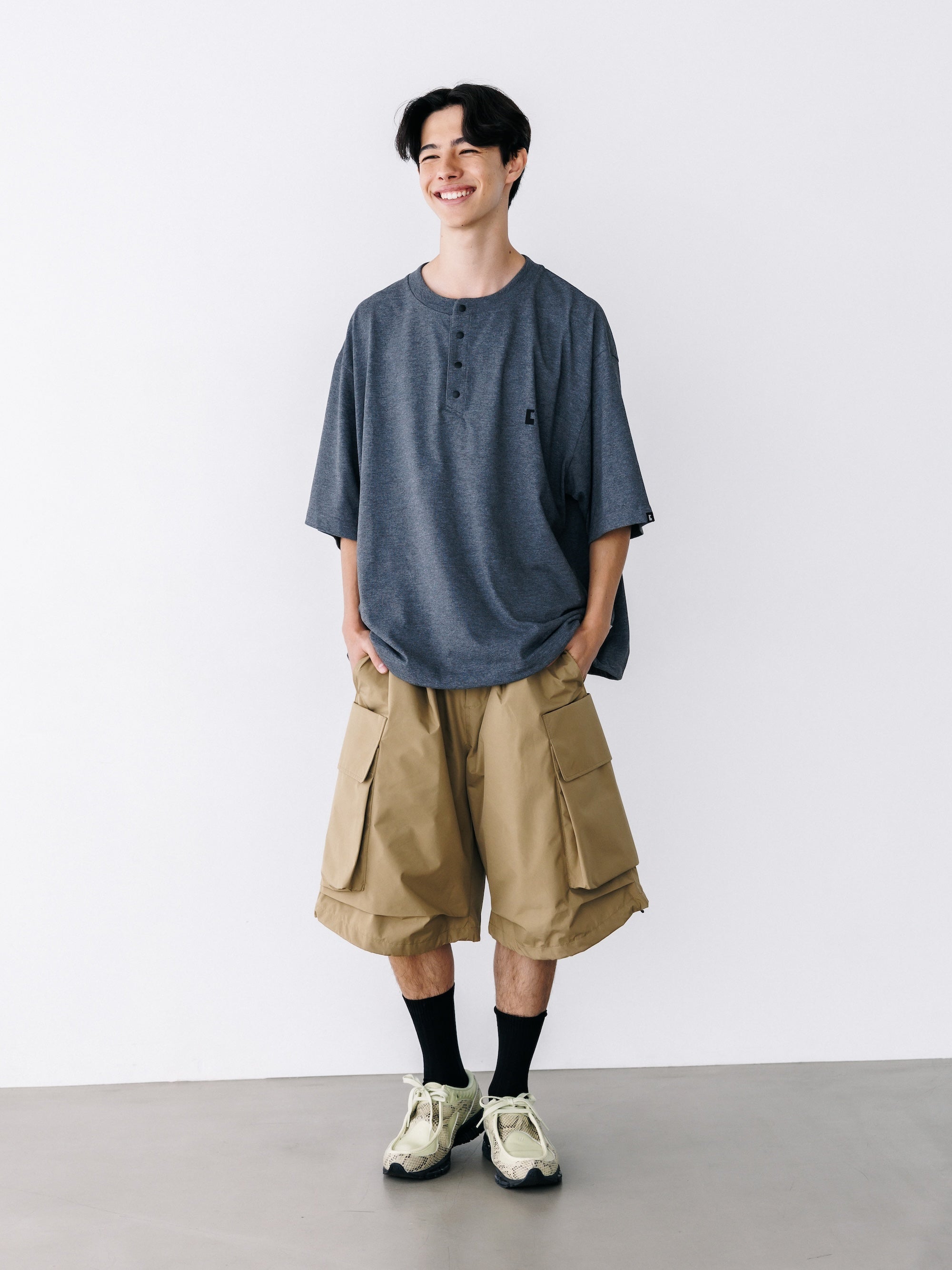 【8.26 WED 20:00- IN STOCK】“C” TECH HENLEY NECK S/S T-SHIRT WITH DRAWSTRINGS (CHARCOAL)