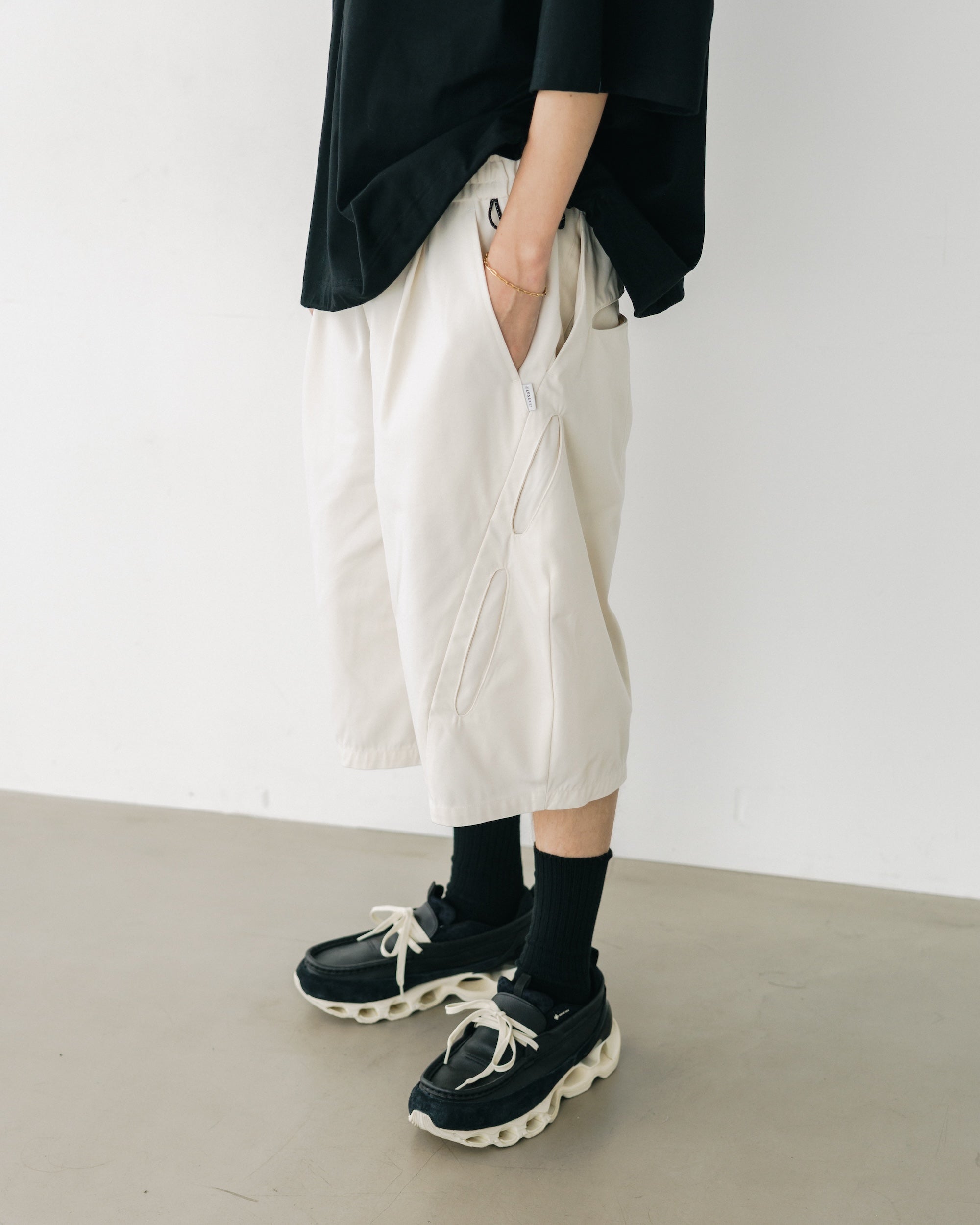 【8.23 SAT 20:00- IN STOCK】FUTURE MASSIVE TWISTED HALF PANTS (IVORY)
