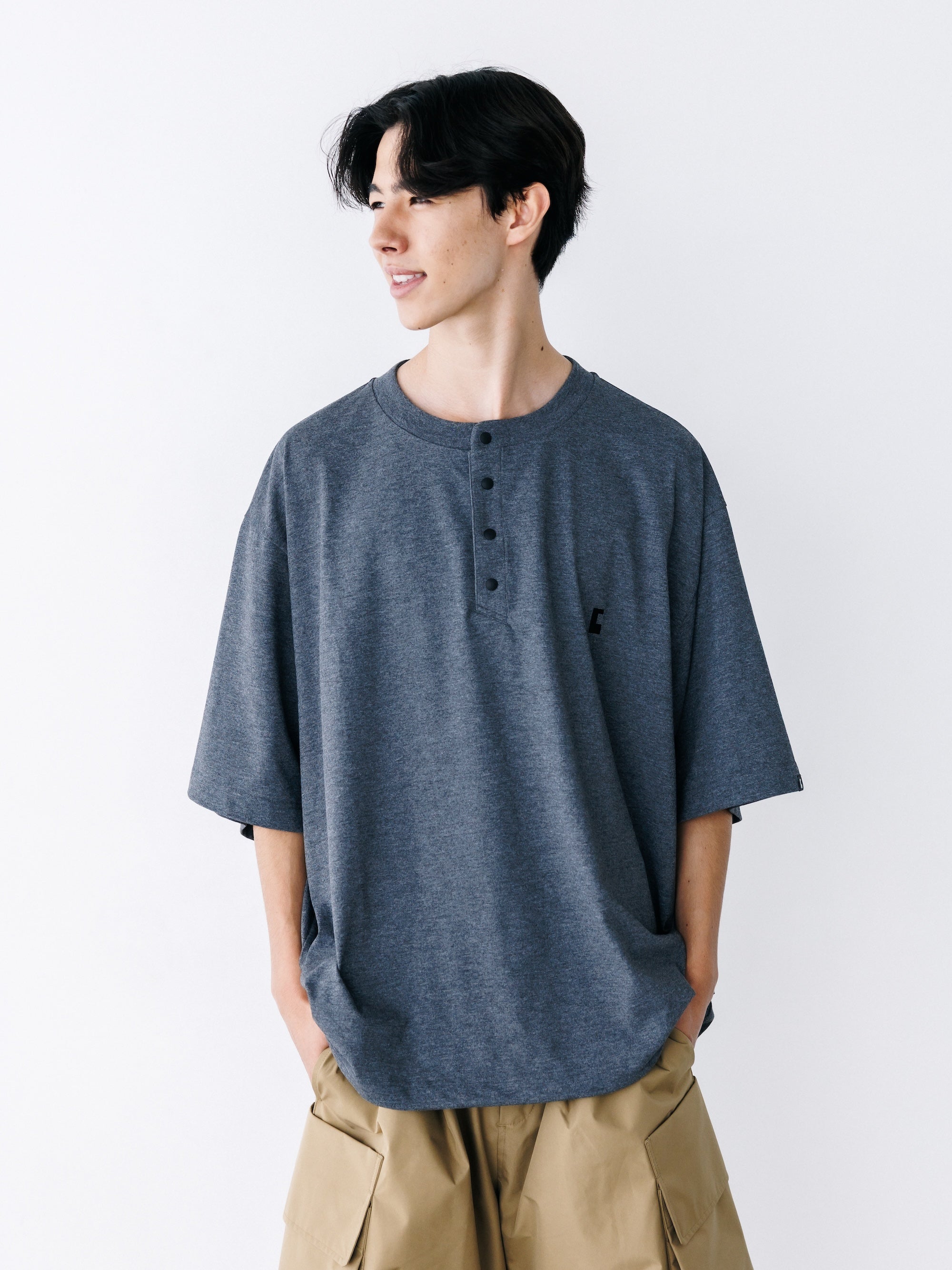【8.26 WED 20:00- IN STOCK】“C” TECH HENLEY NECK S/S T-SHIRT WITH DRAWSTRINGS (CHARCOAL)