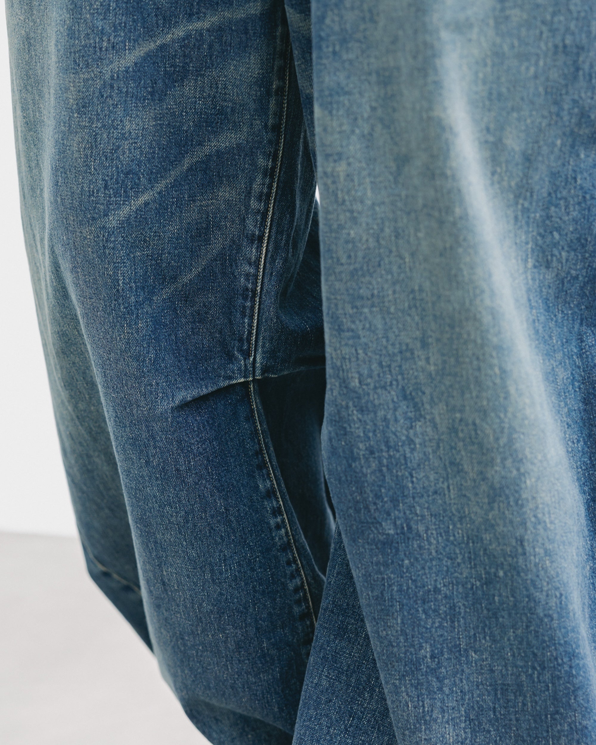 【10.1 WED 20:00- IN STOCK】VINTAGE DYED SELVEDGE DENIM BARREL LEG PANTS (VINTAGE INDIGO)