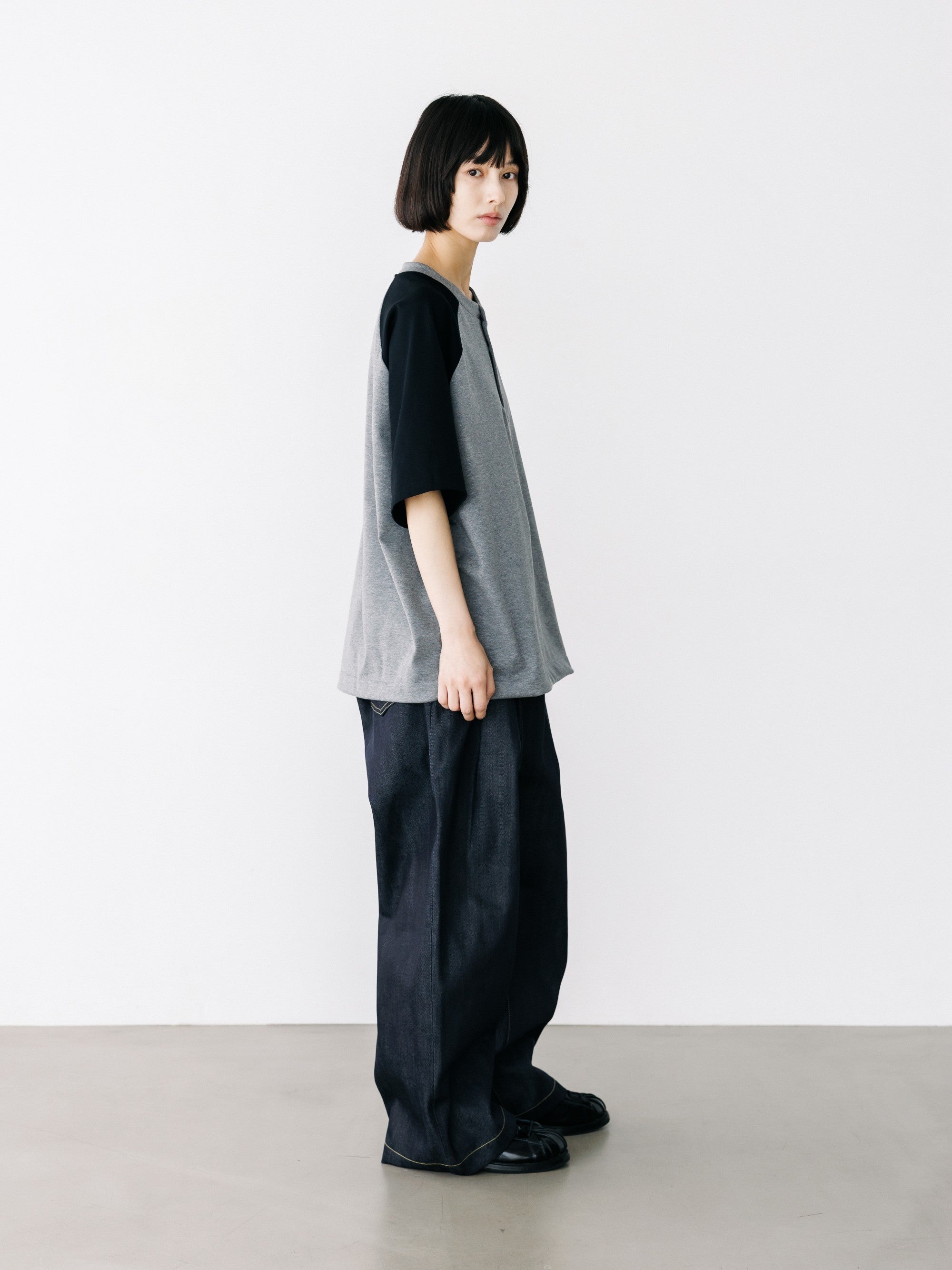 【8.19 WED 20:00- IN STOCK】RAGLAN HENLEY NECK S/S T-SHIRT WITH DRAWSTRINGS (GRAY×BLACK)