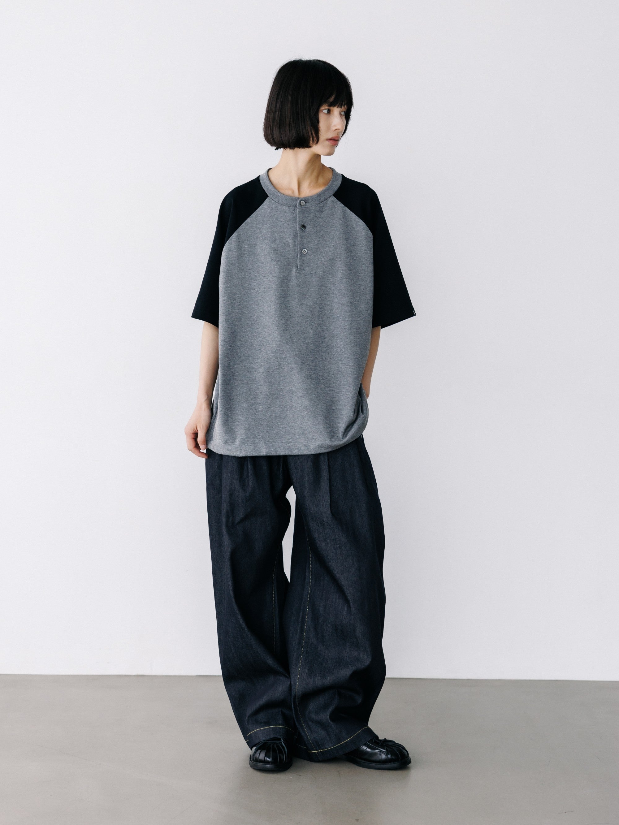 【8.19 WED 20:00- IN STOCK】RAGLAN HENLEY NECK S/S T-SHIRT WITH DRAWSTRINGS (GRAY×BLACK)