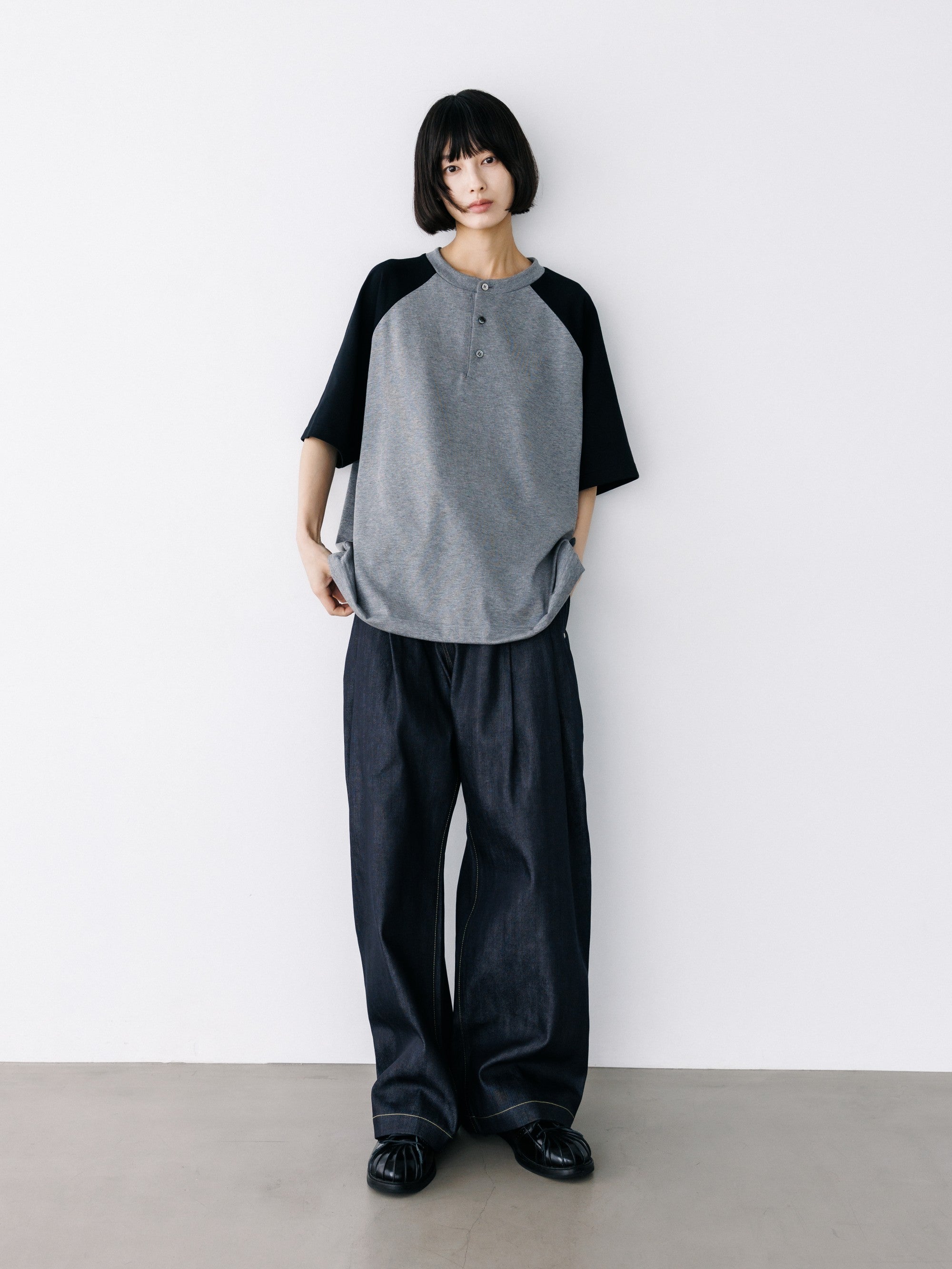 【8.19 WED 20:00- IN STOCK】RAGLAN HENLEY NECK S/S T-SHIRT WITH DRAWSTRINGS (GRAY×BLACK)