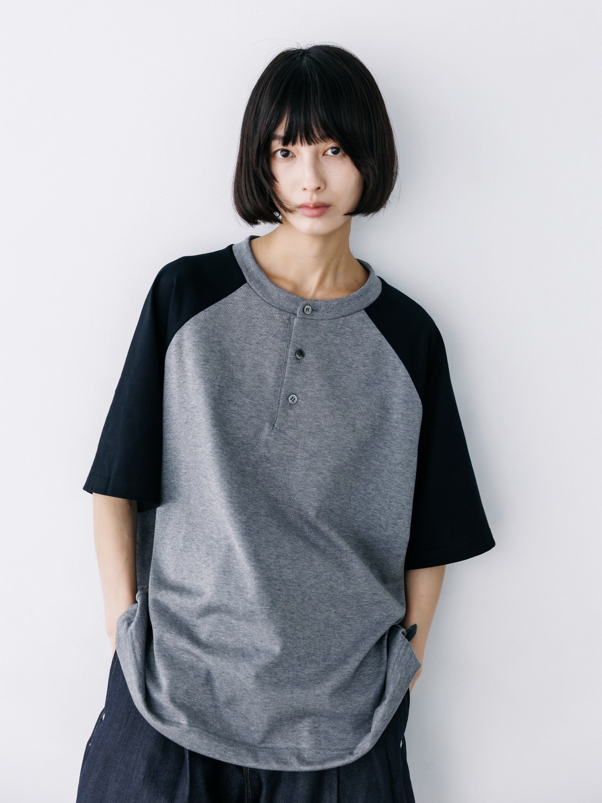 【8.19 WED 20:00- IN STOCK】RAGLAN HENLEY NECK S/S T-SHIRT WITH DRAWSTRINGS (GRAY×BLACK)