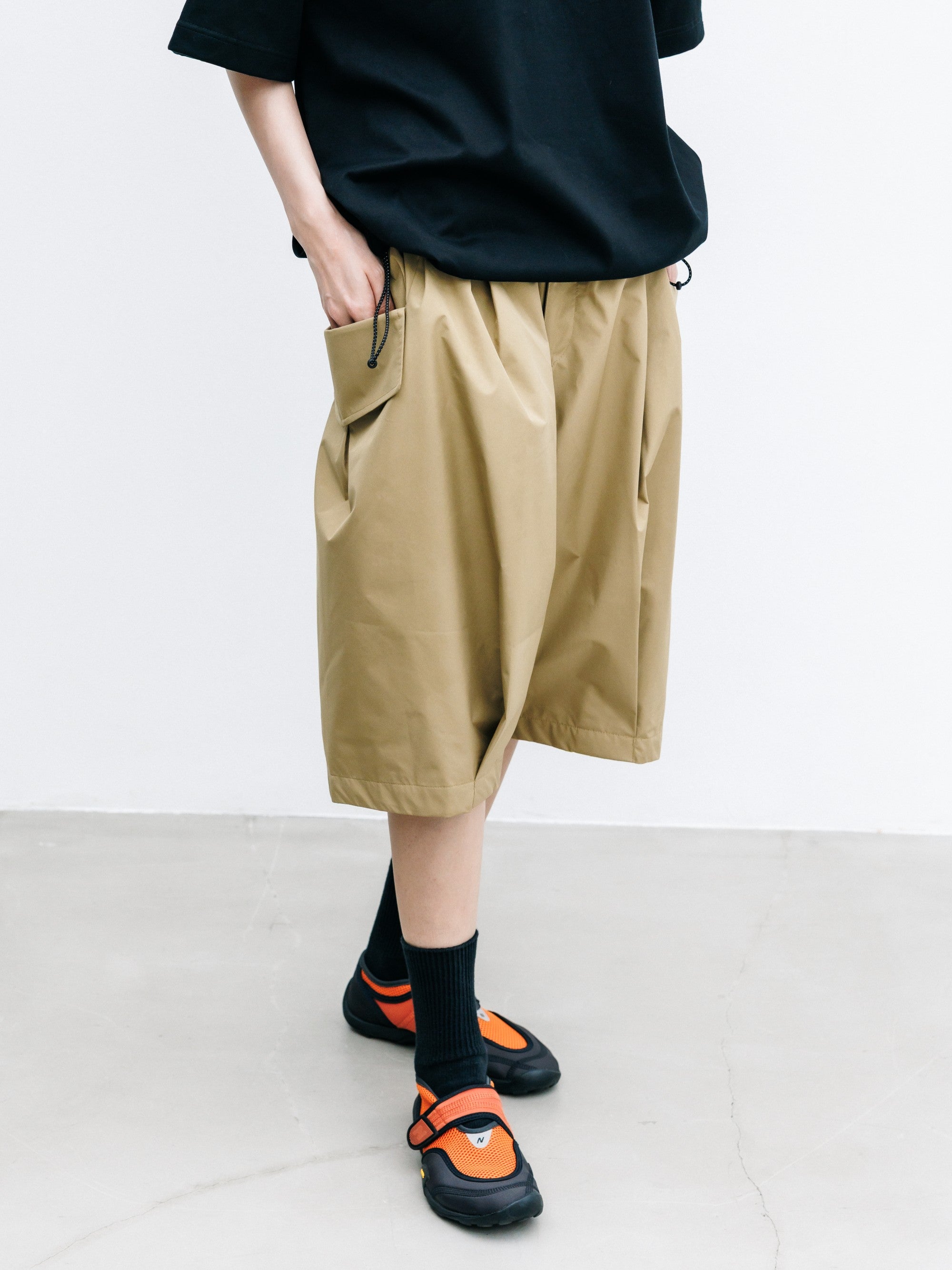 【8.12 WED 20:00- IN STOCK】+phenix WINDSTOPPER® by GORE-TEX LABS CITY FLAP WIDE BALLOON HALF PANTS (CAMEL BEIGE)