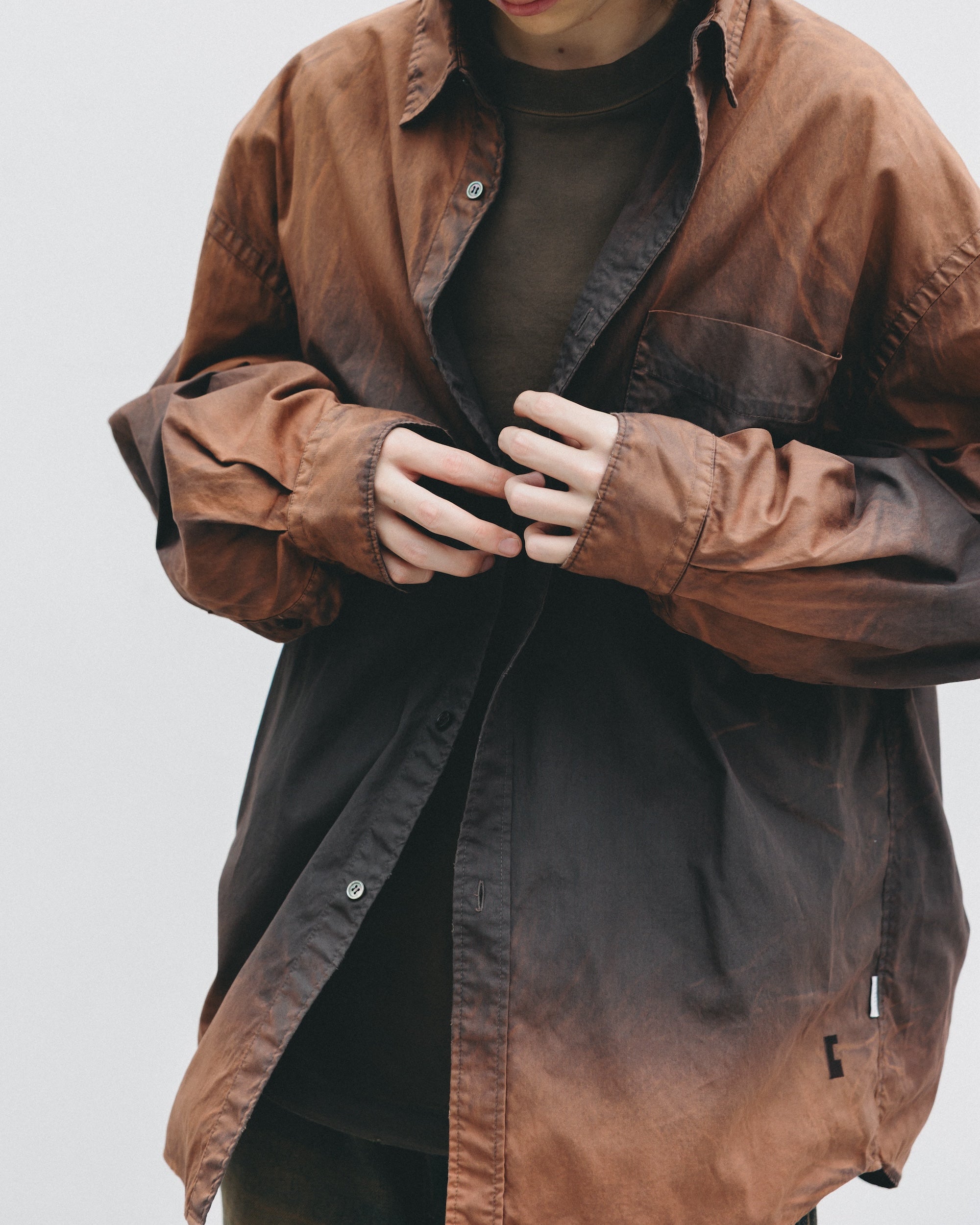 【10.1 WED 20:00- IN STOCK】GRADATION DYED CLASSIC CITY L/S SHIRT (BROWN)