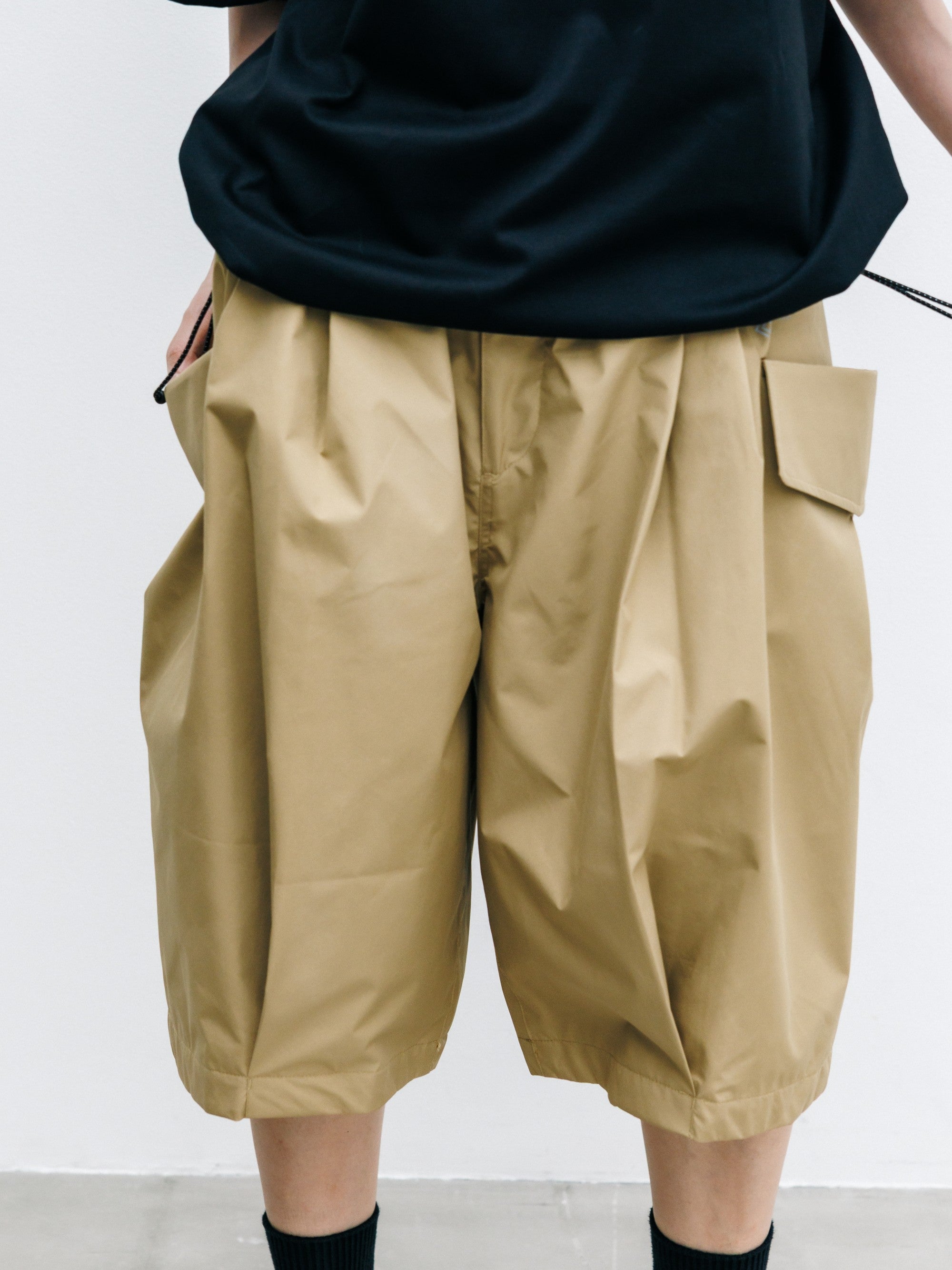 【8.12 WED 20:00- IN STOCK】+phenix WINDSTOPPER® by GORE-TEX LABS CITY FLAP WIDE BALLOON HALF PANTS (CAMEL BEIGE)