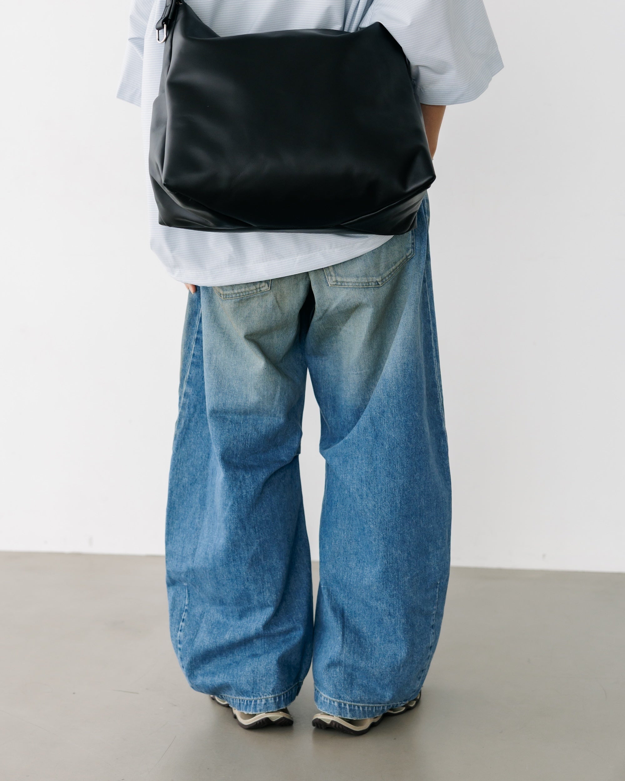 【10.1 WED 20:00- IN STOCK】VINTAGE DYED SELVEDGE DENIM BARREL LEG PANTS (VINTAGE LIGHT INDIGO)