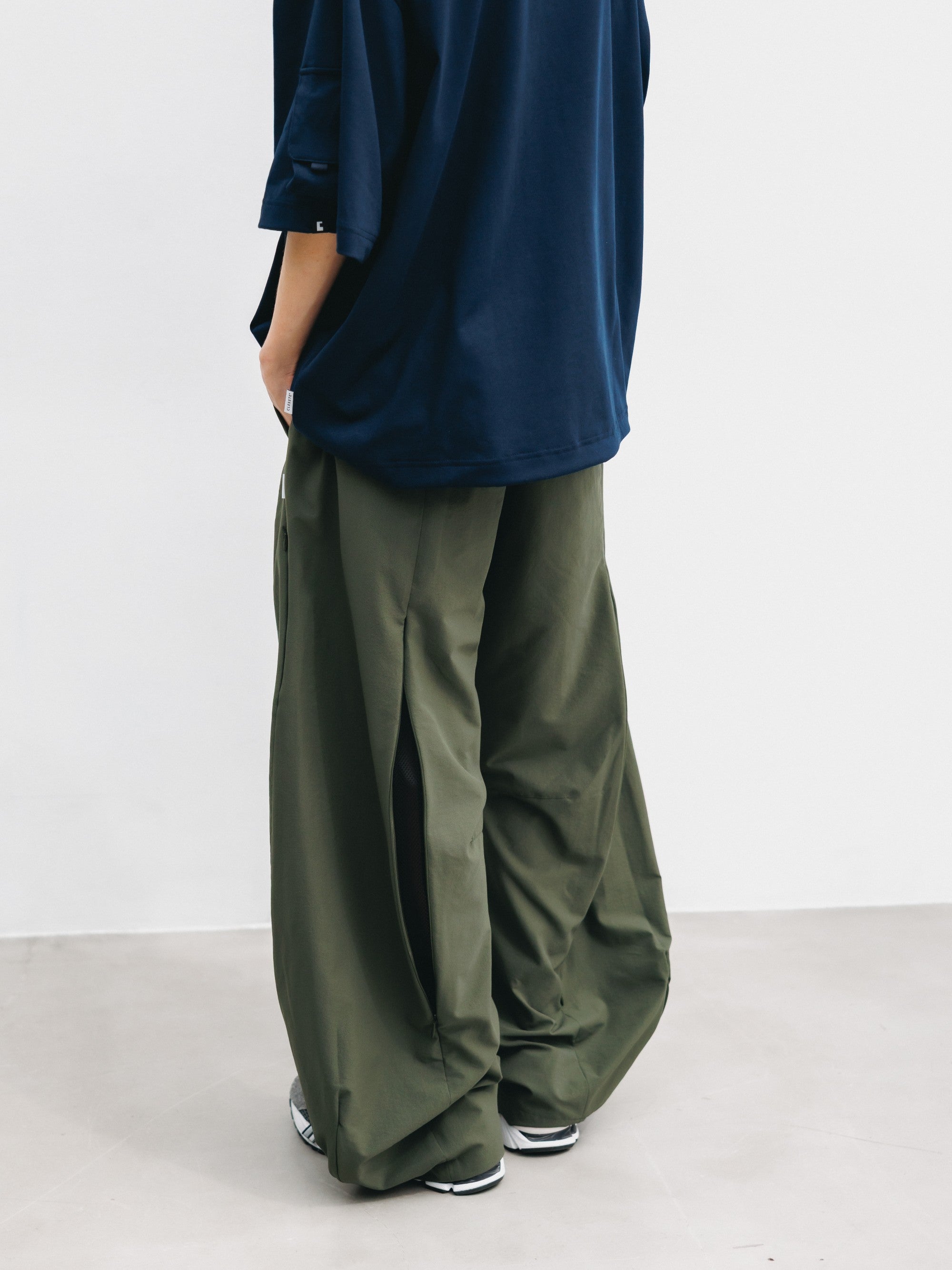 【6.3 WED 20:00- IN STOCK】COOLDOTS® CITY BARREL LEG PANTS(OLIVE)