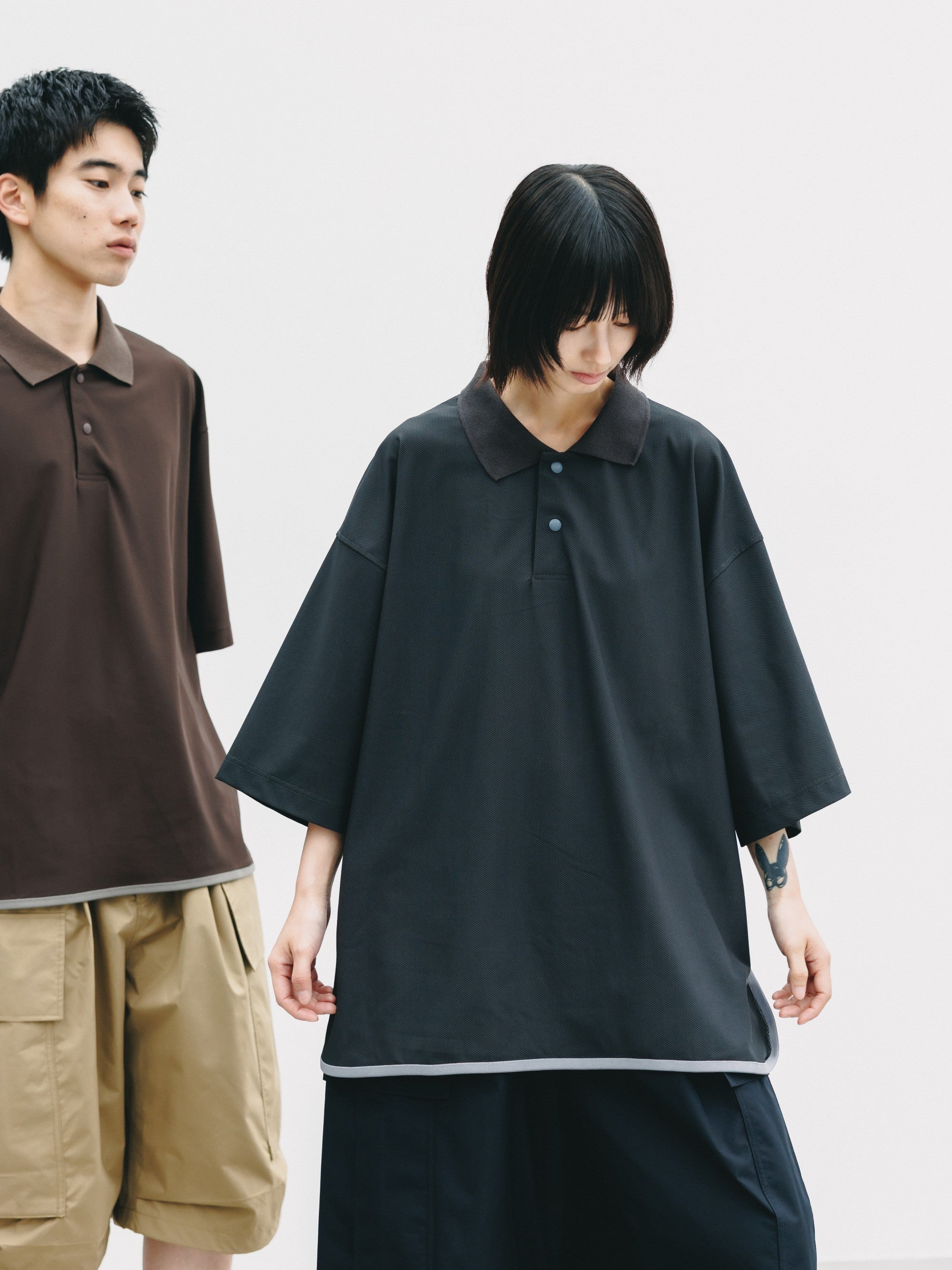 【6.24 WED 20:00- IN STOCK】TECH TEXTURED CITY S/S POLO (CHARCOAL GRAY)