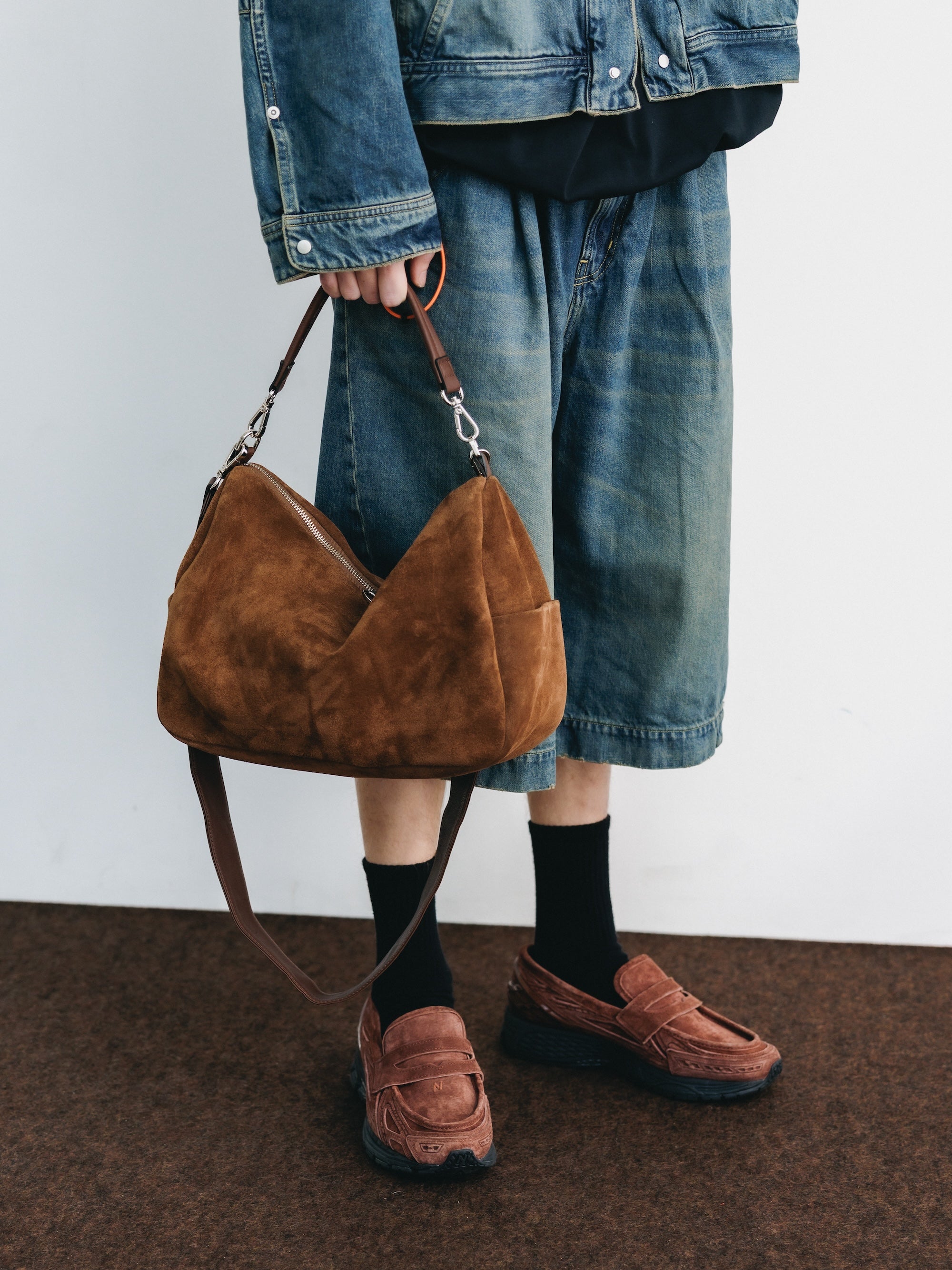 SUEDE DAYOFF BAG (BROWN)