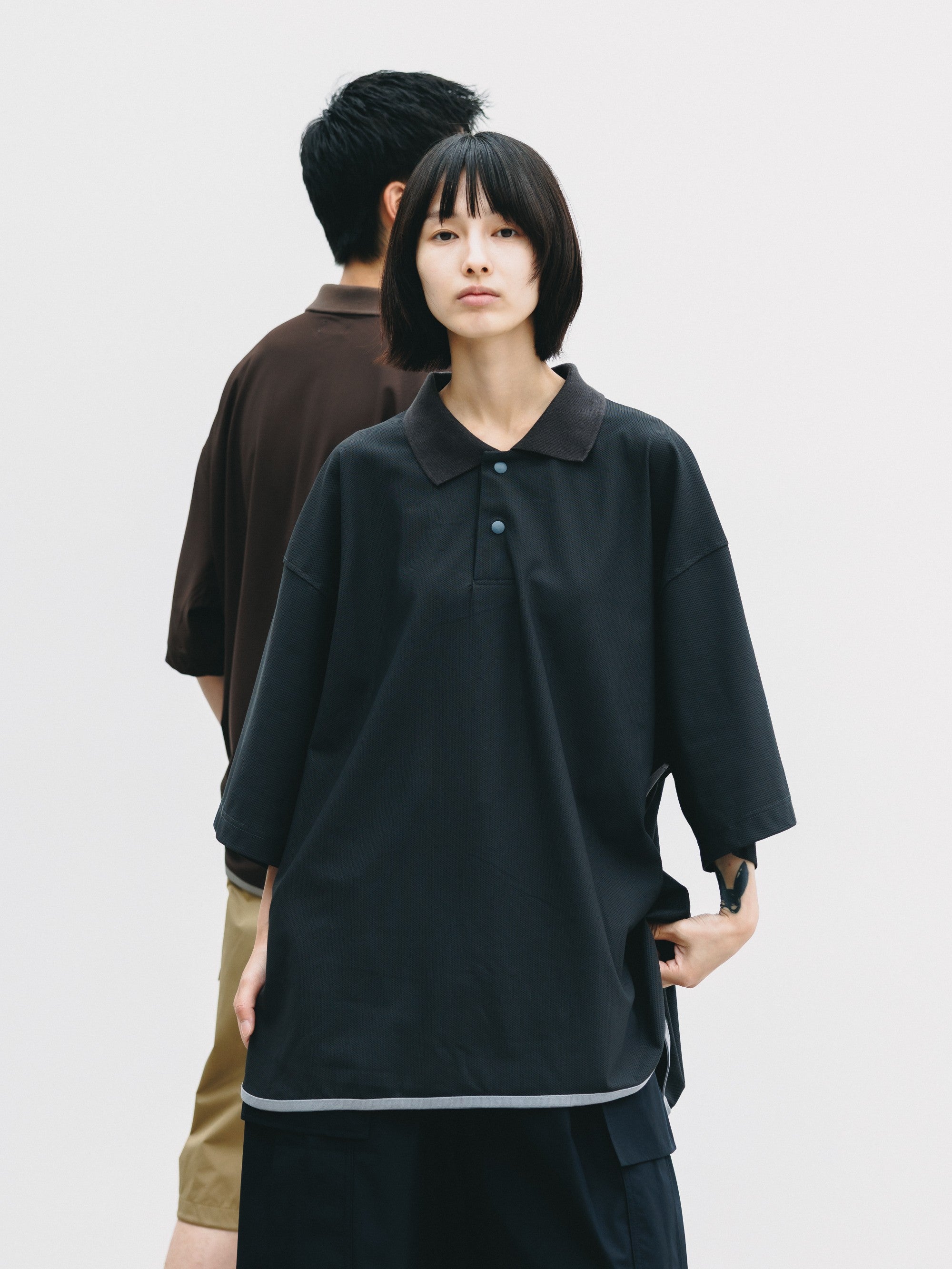 【6.24 WED 20:00- IN STOCK】TECH TEXTURED CITY S/S POLO (CHARCOAL GRAY)