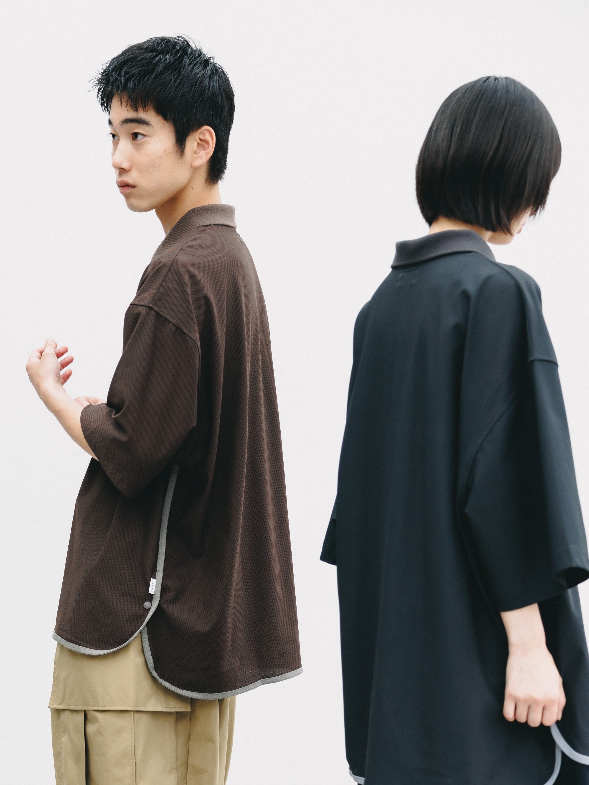 【6.24 WED 20:00- IN STOCK】TECH TEXTURED CITY S/S POLO (CHARCOAL GRAY)