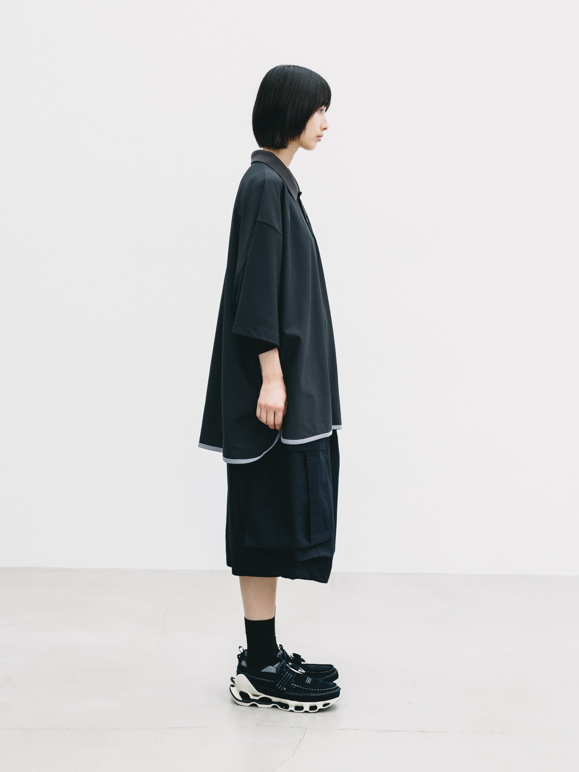 【6.24 WED 20:00- IN STOCK】TECH TEXTURED CITY S/S POLO (CHARCOAL GRAY)