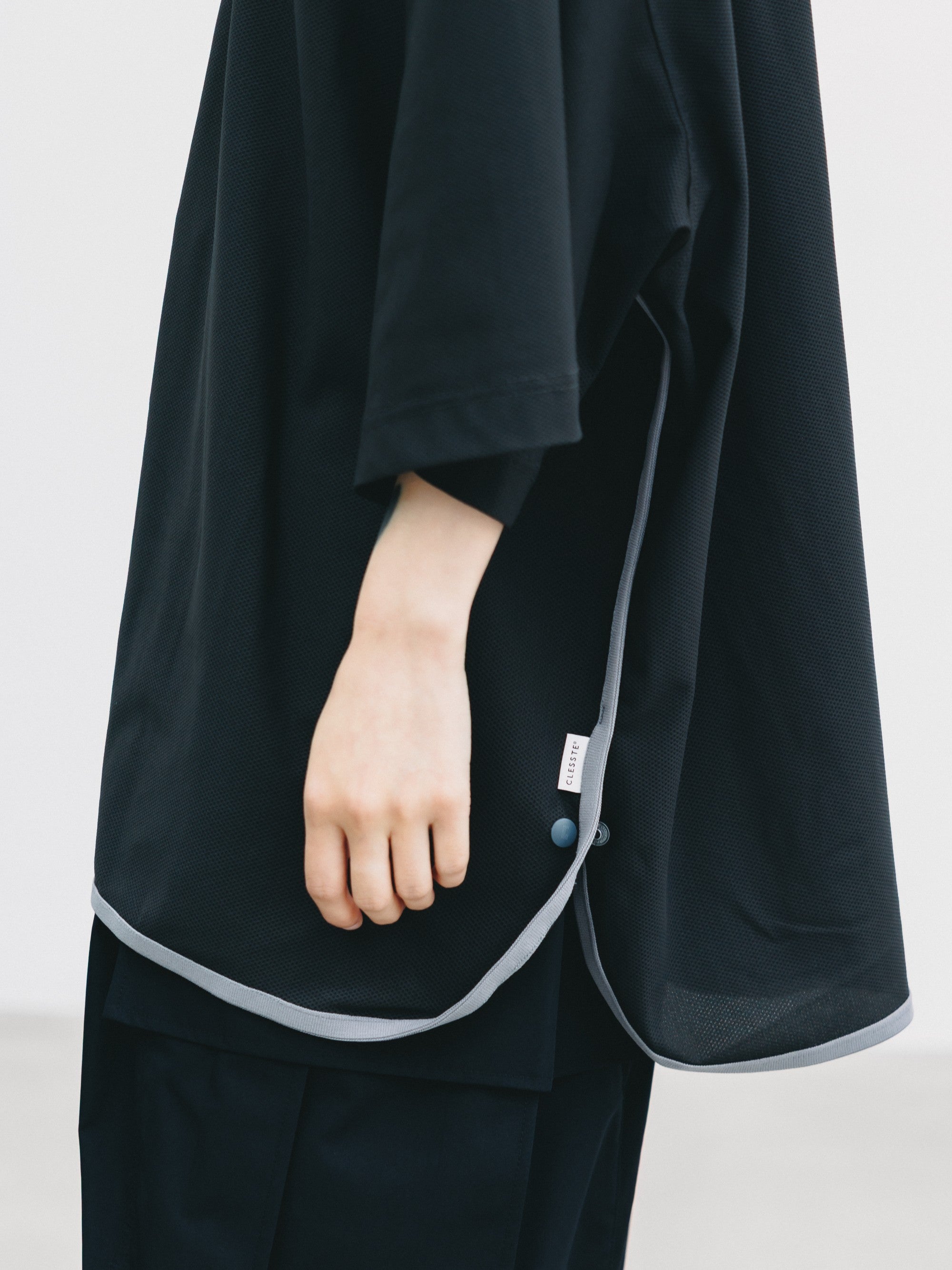 【6.24 WED 20:00- IN STOCK】TECH TEXTURED CITY S/S POLO (CHARCOAL GRAY)