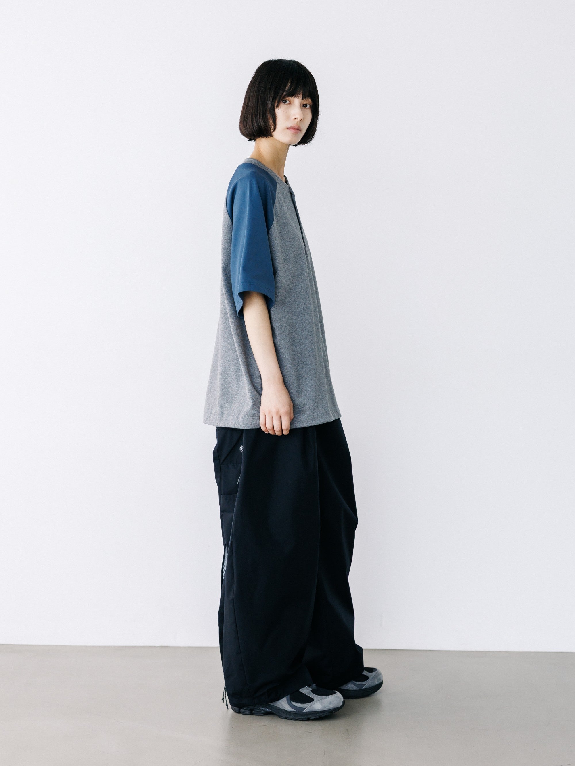 【8.19 WED 20:00- IN STOCK】RAGLAN HENLEY NECK S/S T-SHIRT WITH DRAWSTRINGS (GRAY×BLUE GRAY)