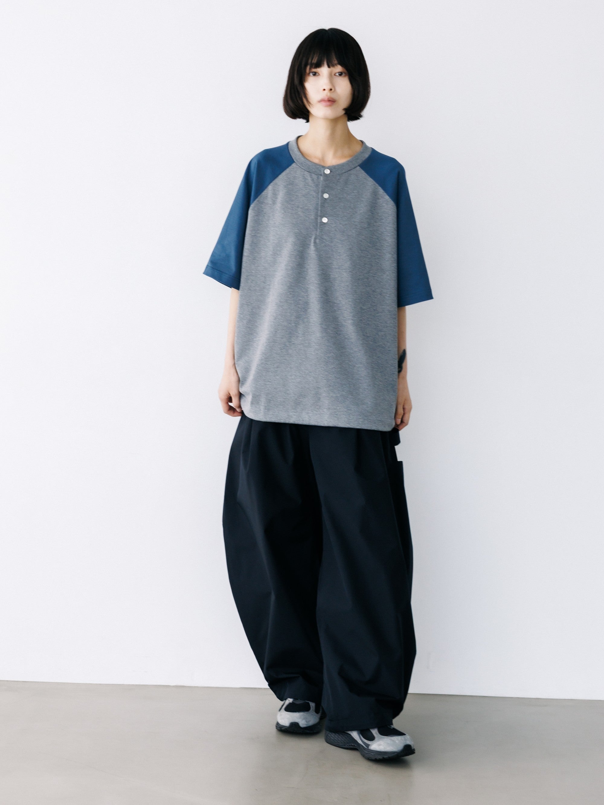 【8.19 WED 20:00- IN STOCK】RAGLAN HENLEY NECK S/S T-SHIRT WITH DRAWSTRINGS (GRAY×BLUE GRAY)