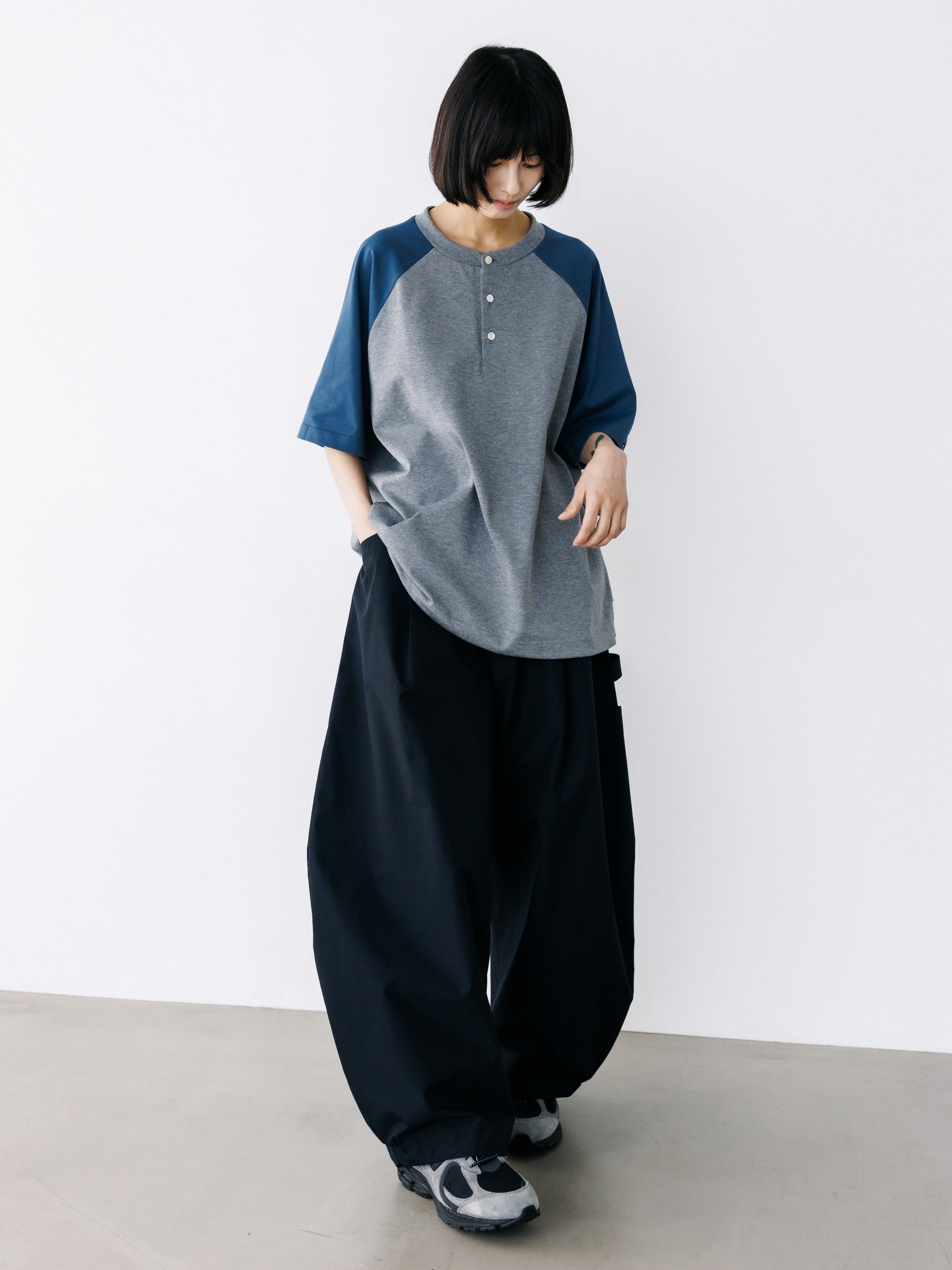 【8.19 WED 20:00- IN STOCK】RAGLAN HENLEY NECK S/S T-SHIRT WITH DRAWSTRINGS (GRAY×BLUE GRAY)