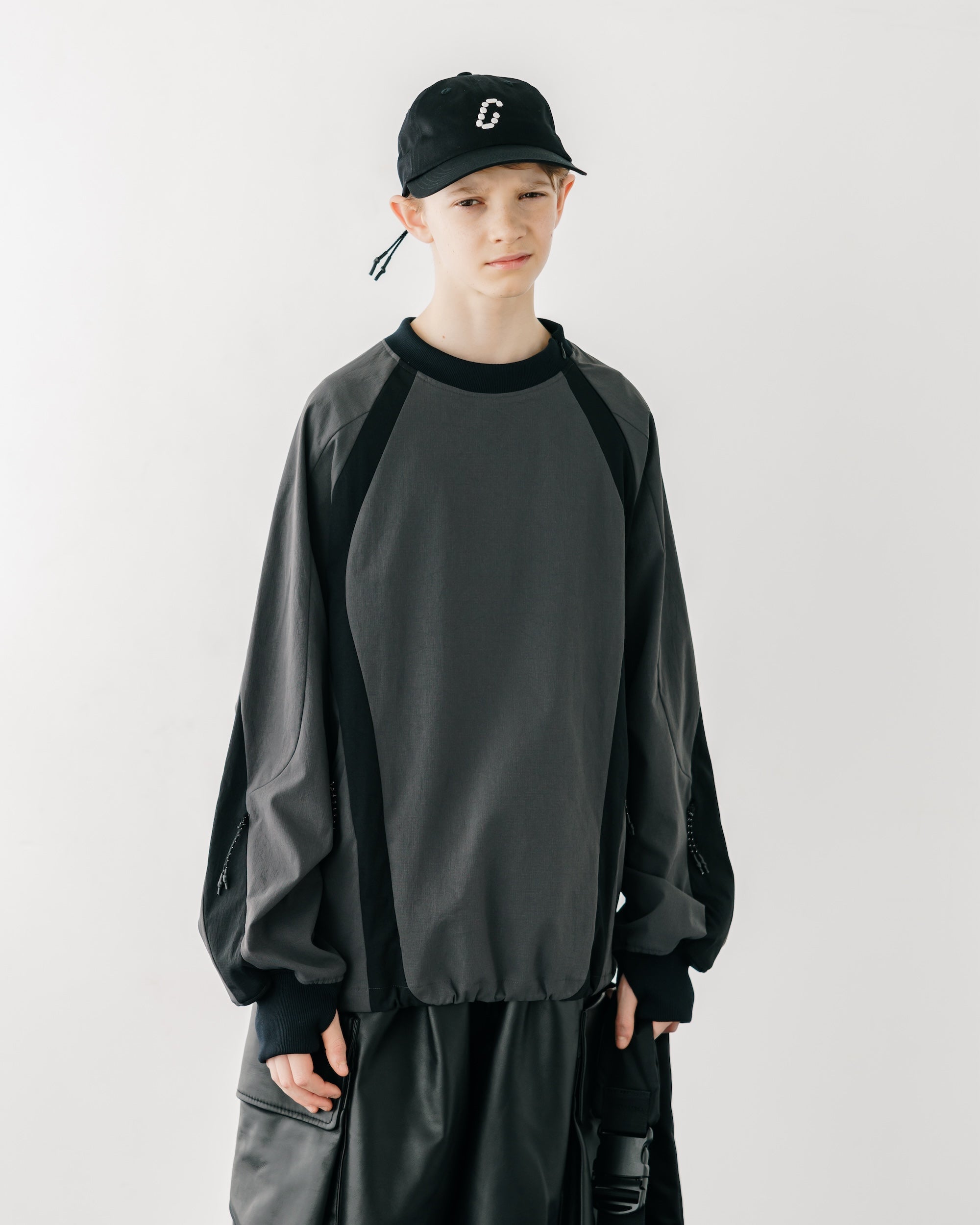 【5.3 SAT 20:00- IN STOCK】ACTIVE CITY PULLOVER (CHARCOAL×BLACK)