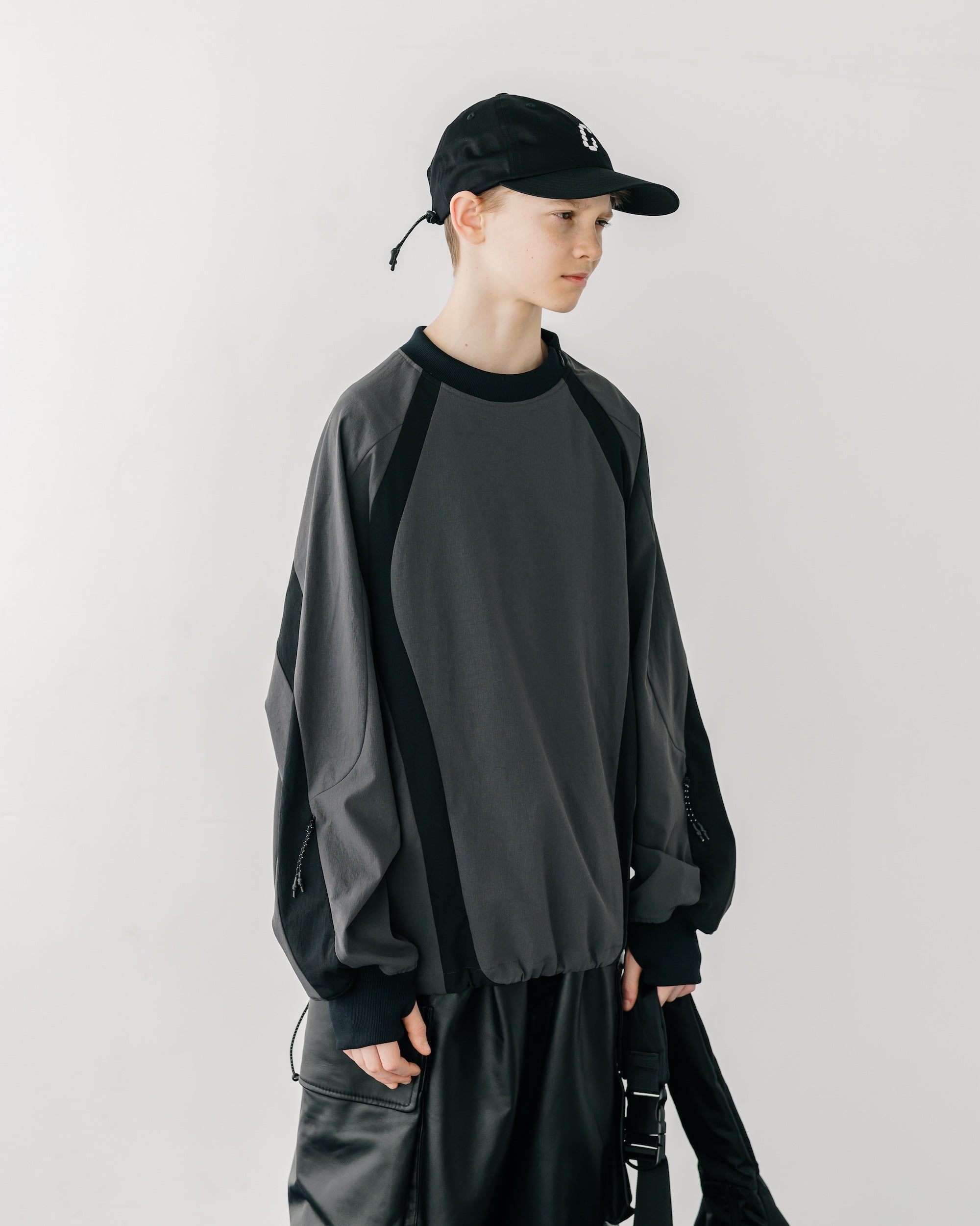 【5.3 SAT 20:00- IN STOCK】ACTIVE CITY PULLOVER (CHARCOAL×BLACK)