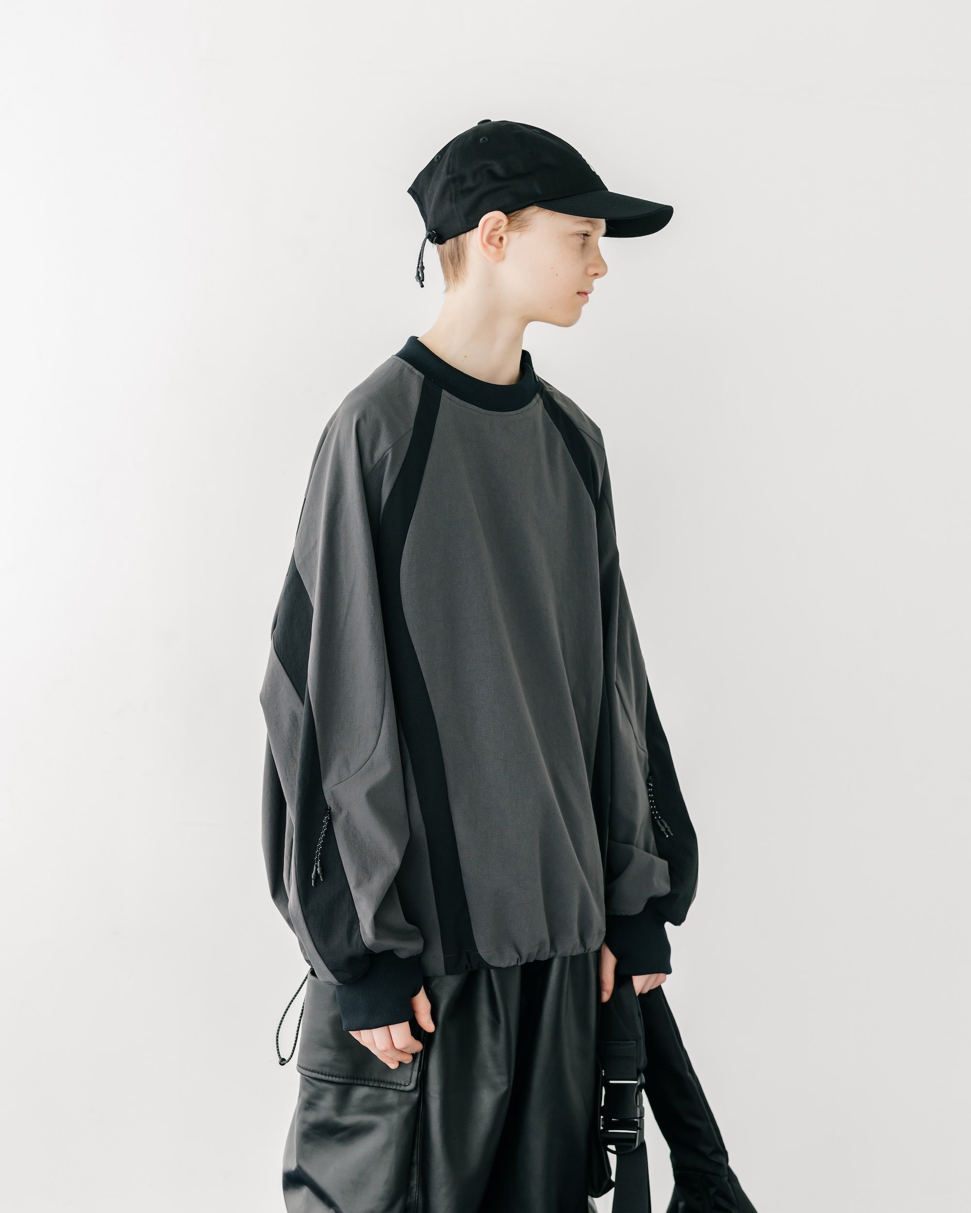 【5.3 SAT 20:00- IN STOCK】ACTIVE CITY PULLOVER (CHARCOAL×BLACK)