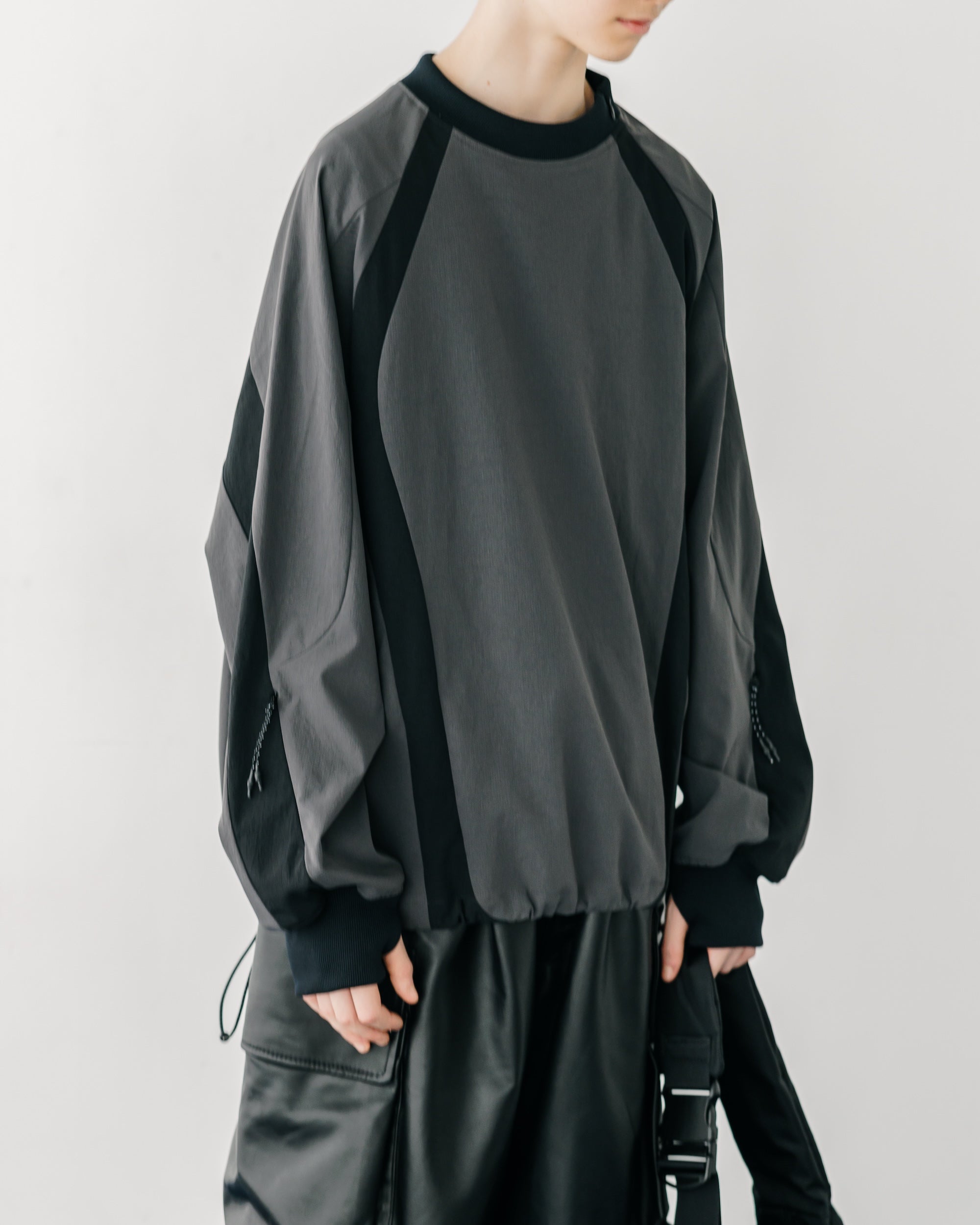 【5.3 SAT 20:00- IN STOCK】ACTIVE CITY PULLOVER (CHARCOAL×BLACK)