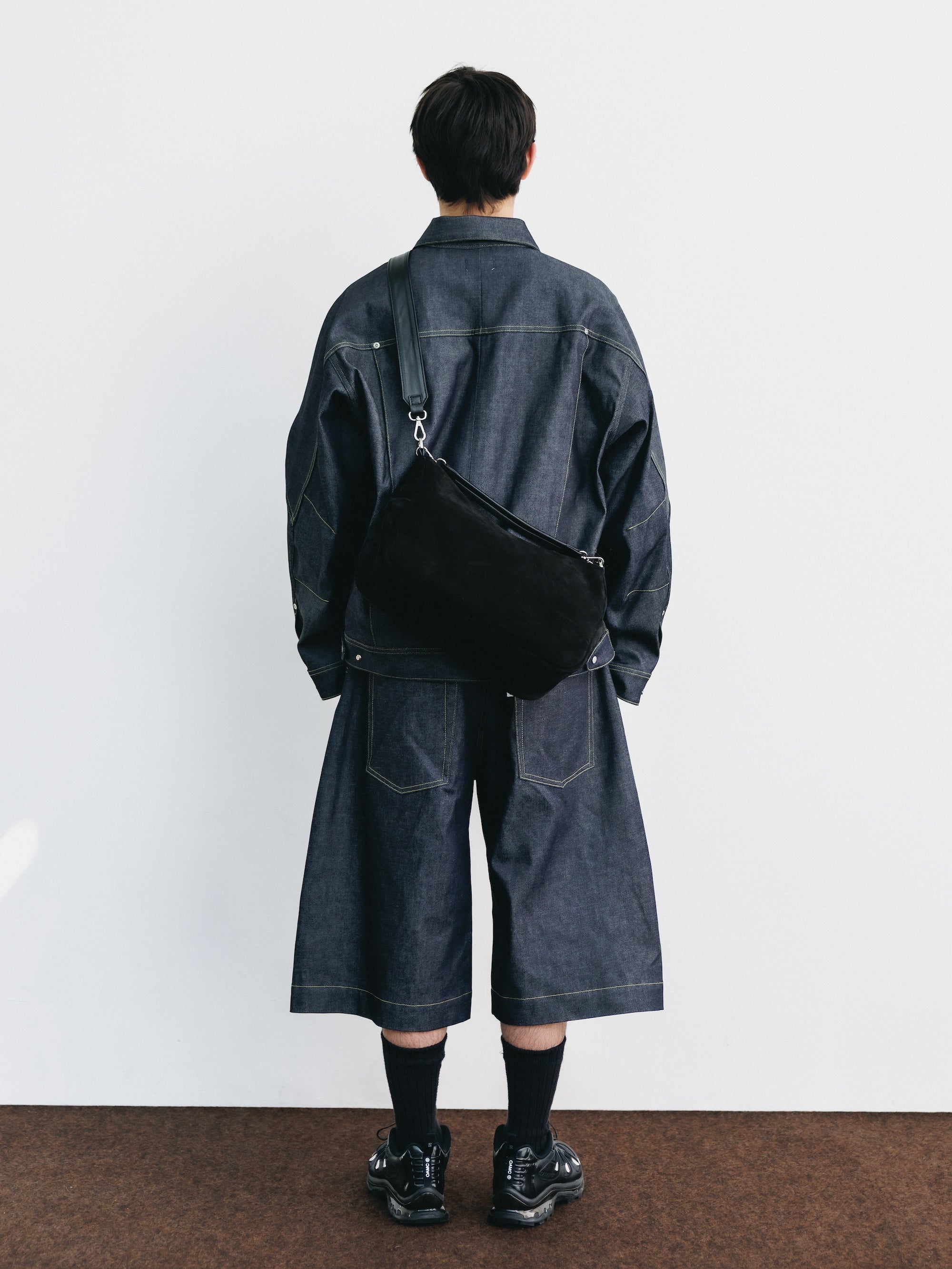 SUEDE DAYOFF BAG (BLACK)
