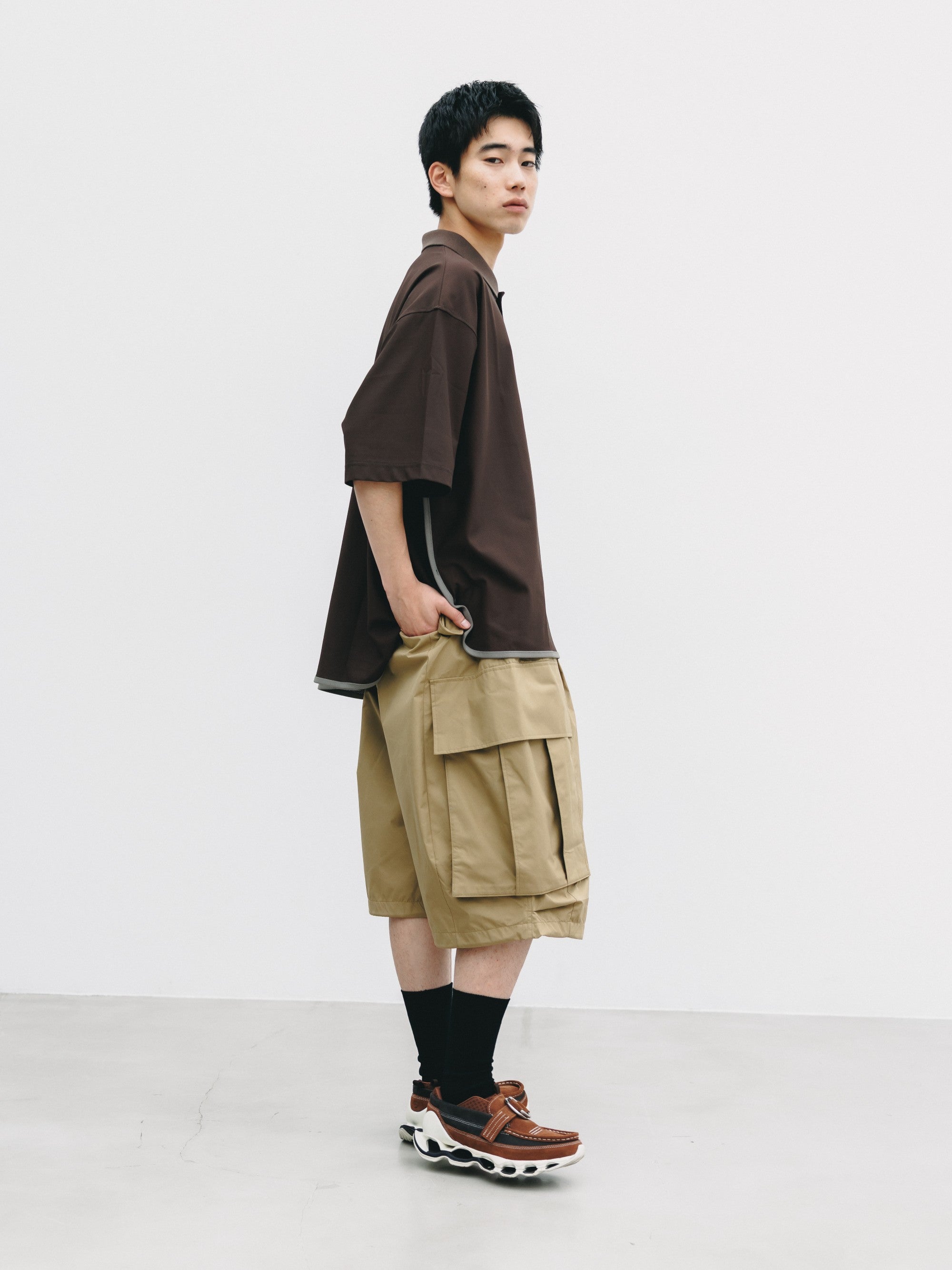 【6.24 WED 20:00- IN STOCK】TECH TEXTURED CITY S/S POLO (BROWN)