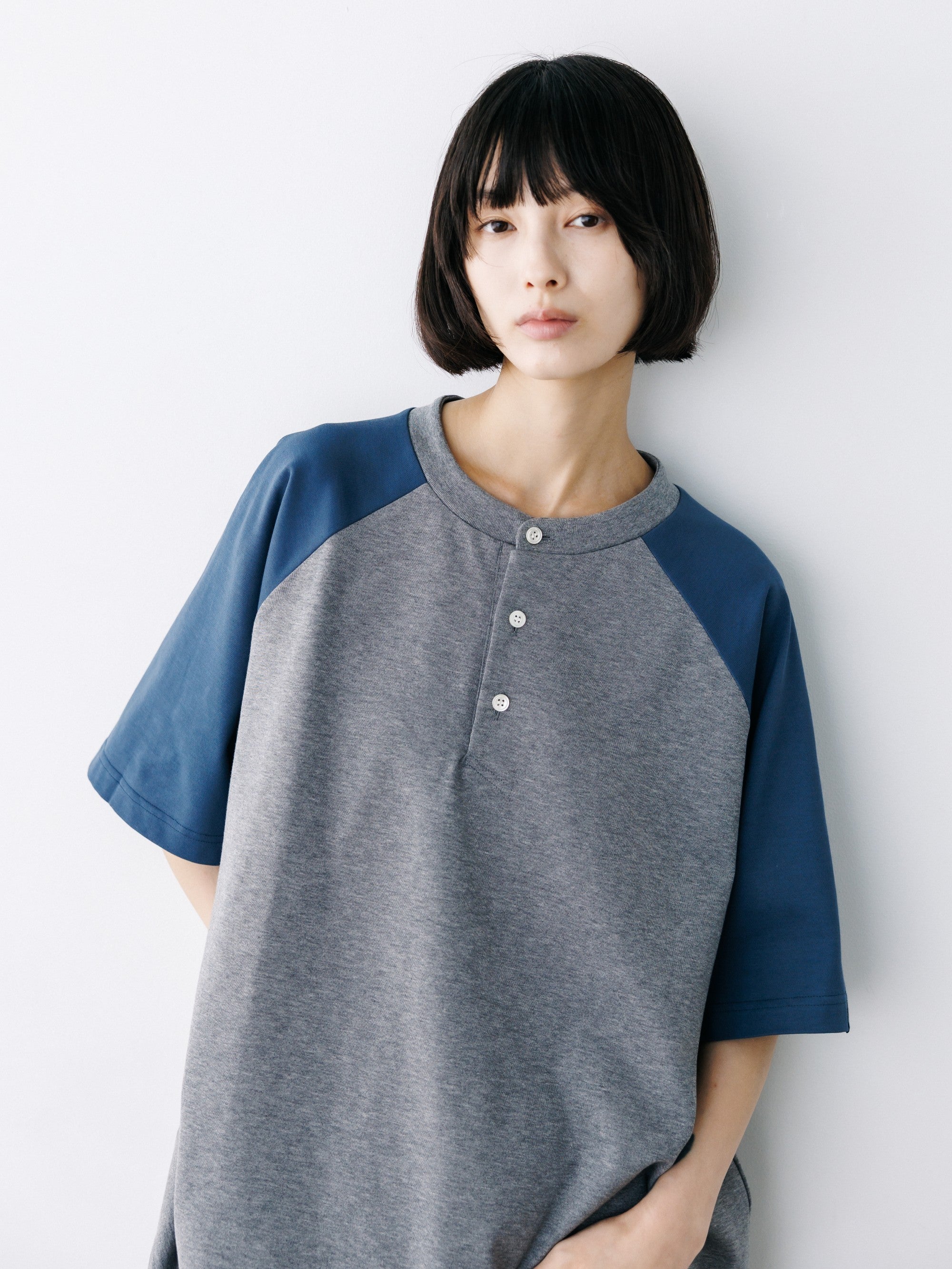 【8.19 WED 20:00- IN STOCK】RAGLAN HENLEY NECK S/S T-SHIRT WITH DRAWSTRINGS (GRAY×BLUE GRAY)
