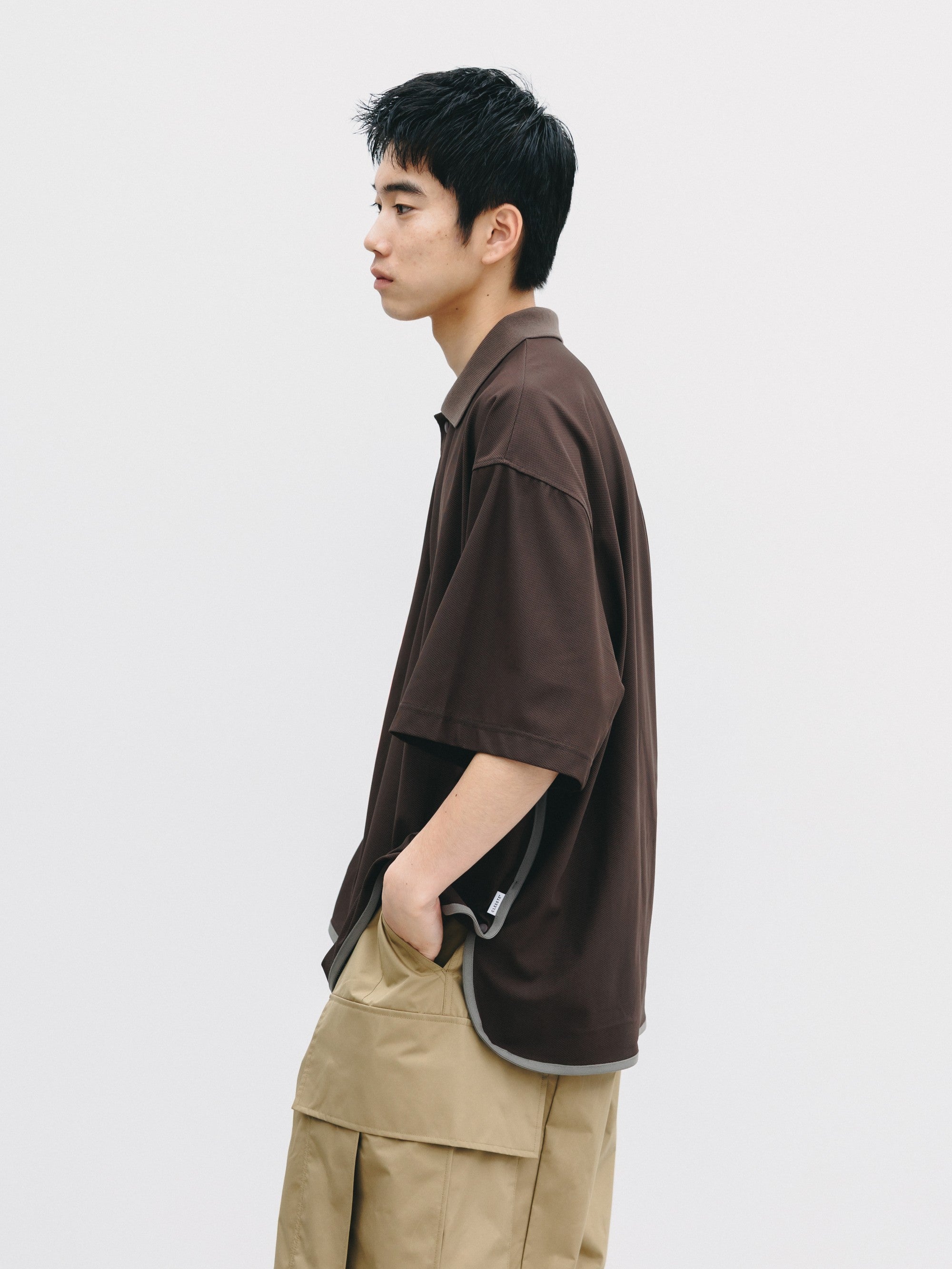 【6.24 WED 20:00- IN STOCK】TECH TEXTURED CITY S/S POLO (BROWN)