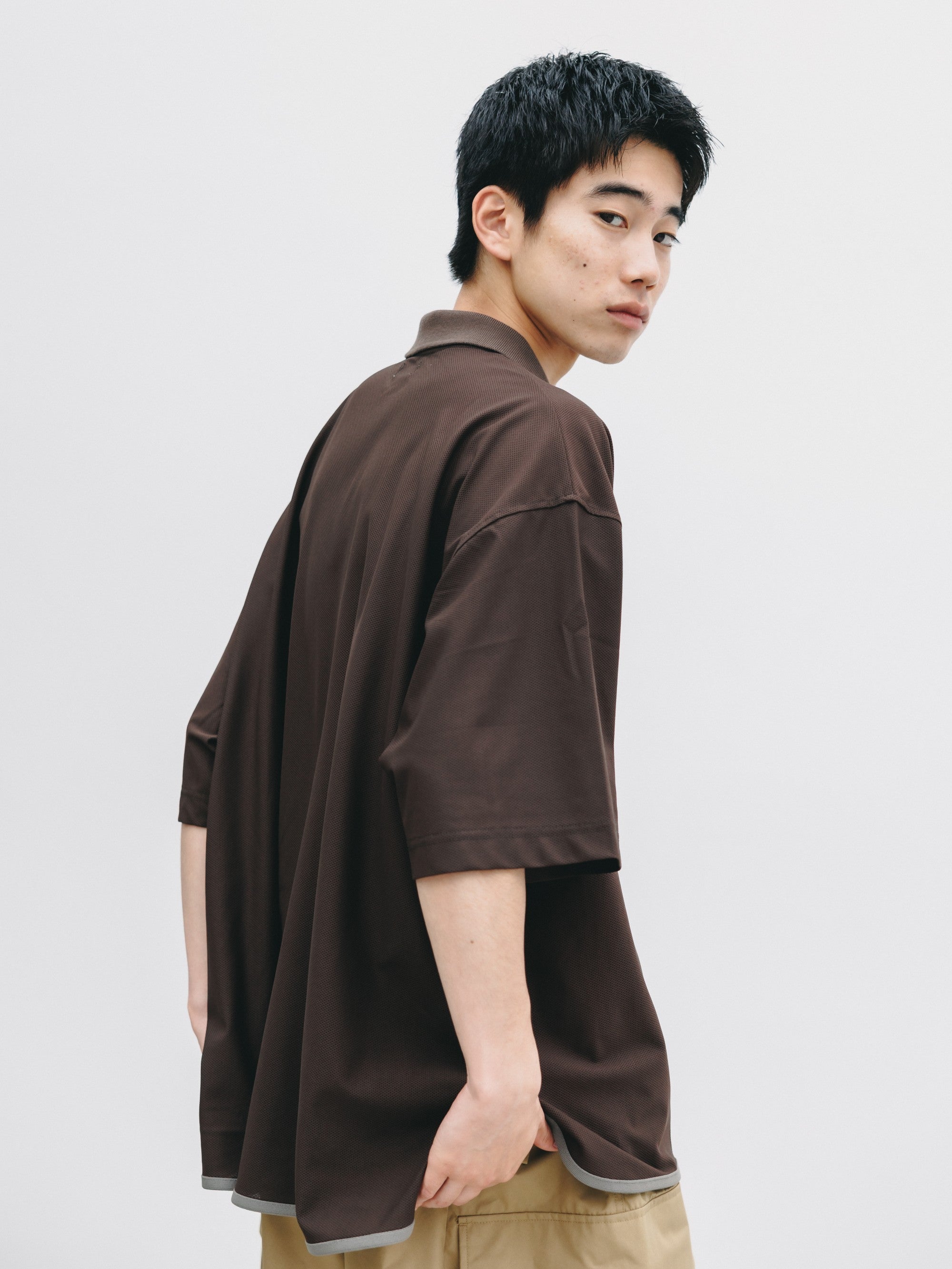 【6.24 WED 20:00- IN STOCK】TECH TEXTURED CITY S/S POLO (BROWN)