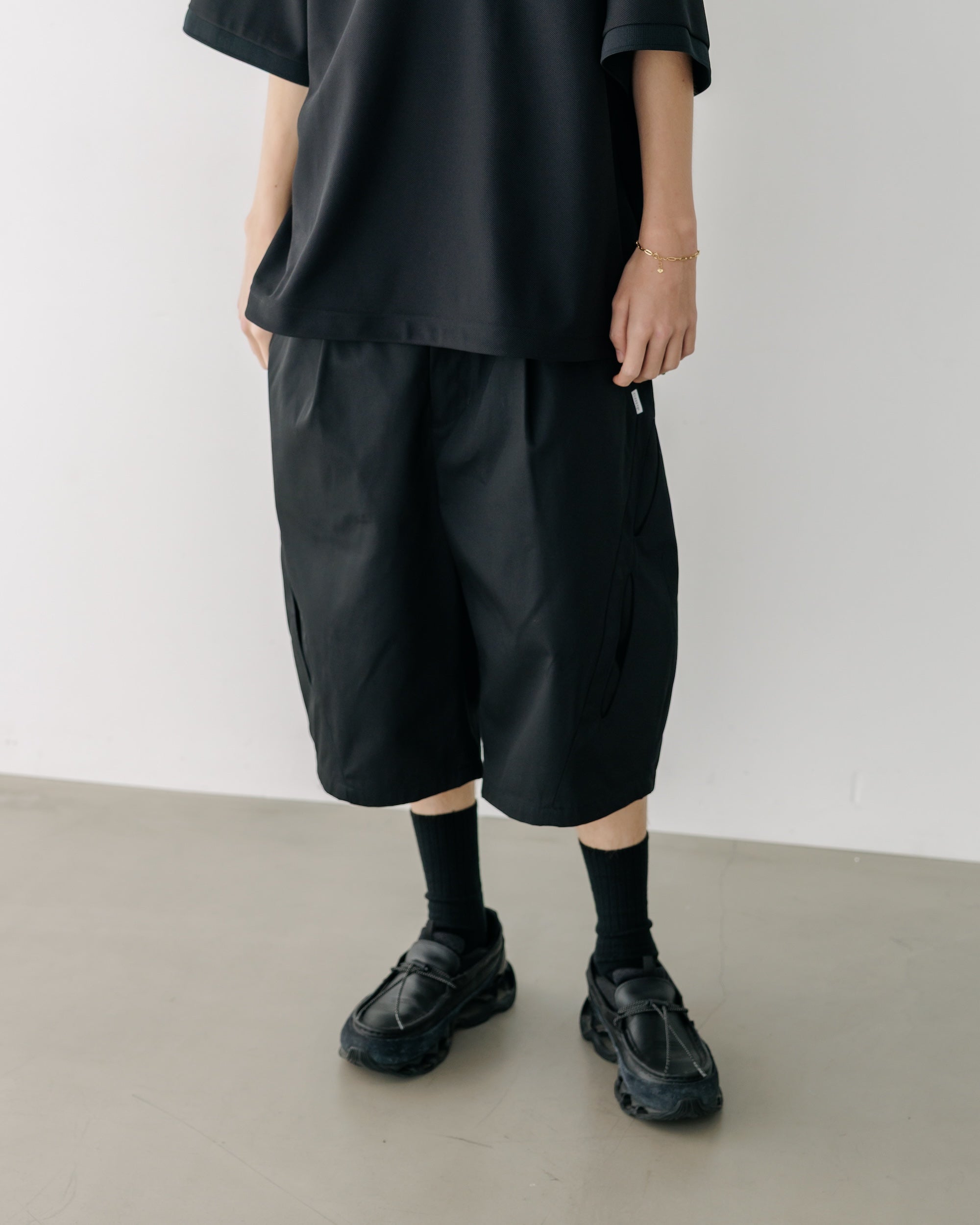 【8.23 SAT 20:00- IN STOCK】FUTURE MASSIVE TWISTED HALF PANTS (BLACK)