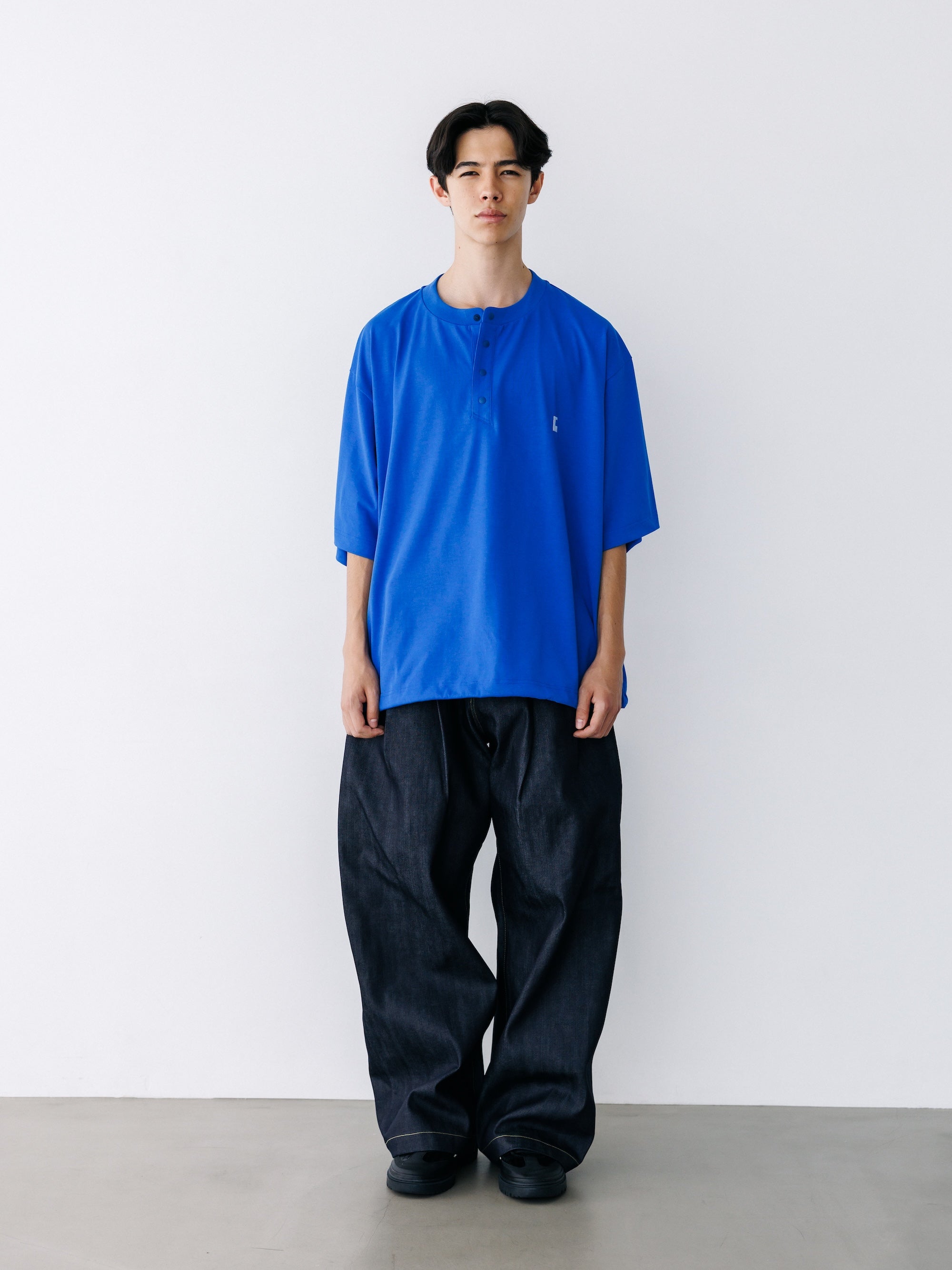 【8.26 WED 20:00- IN STOCK】“C” TECH HENLEY NECK S/S T-SHIRT WITH DRAWSTRINGS (BLUE)
