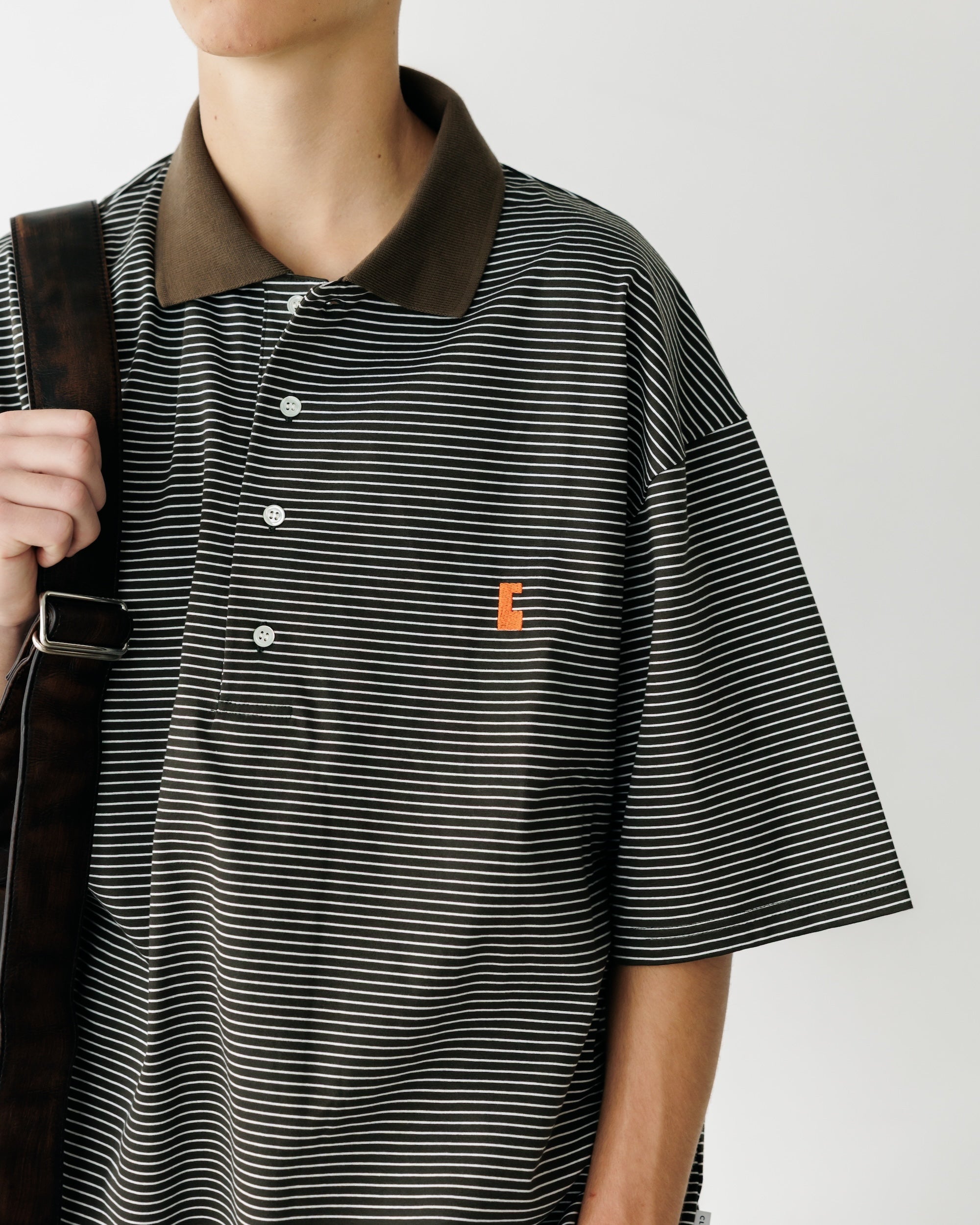 EMBROIDERY LOGO STRIPED S/S POLO WITH DRAWSTRINGS (BROWN×WHITE)
