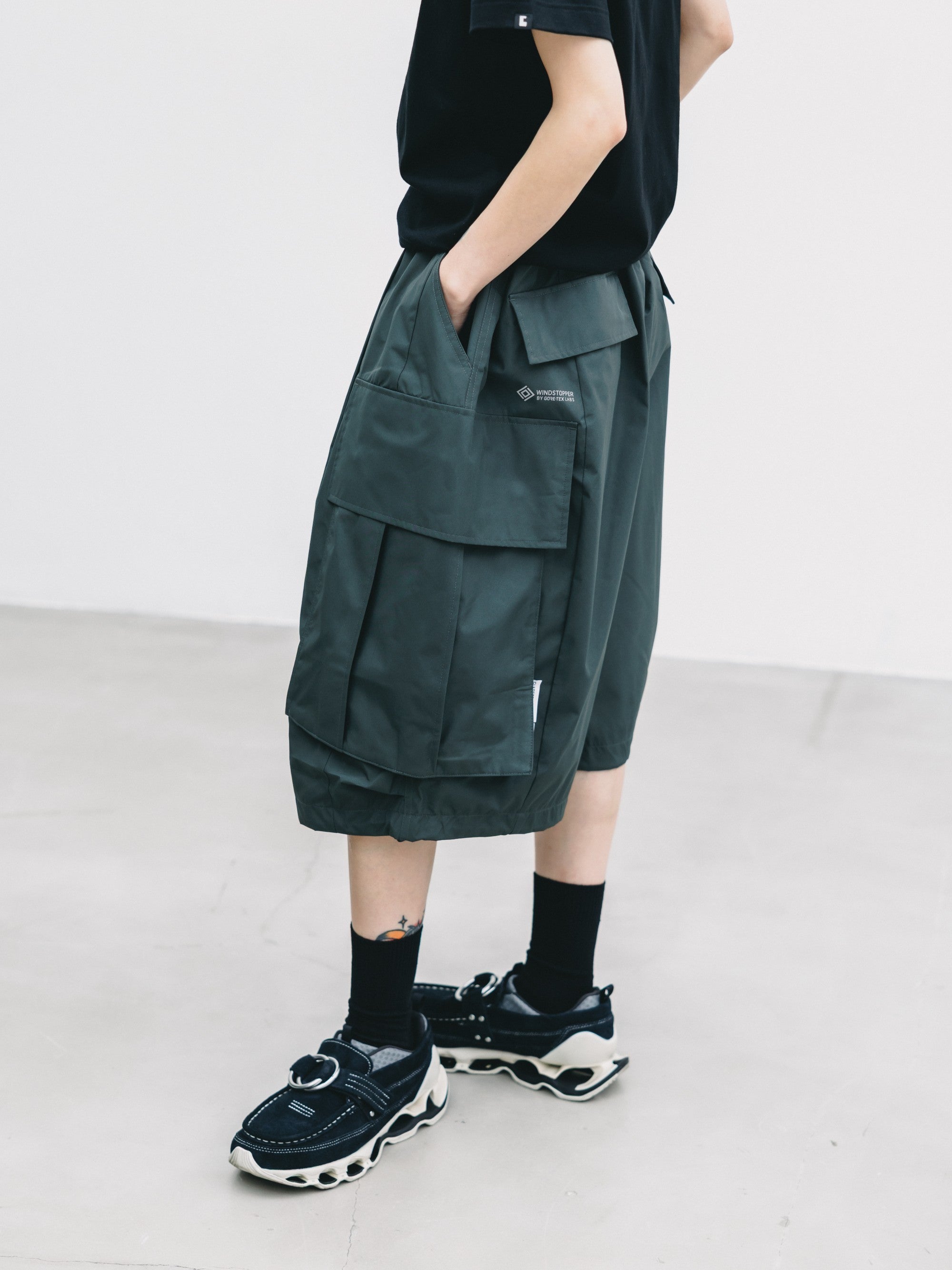 【7.18 SAT 20:00- IN STOCK】+phenix WINDSTOPPER® by GORE-TEX LABS CITY MEGA POCKET BALLOON CARGO HALF PANTS (ASPHALT GRAY)
