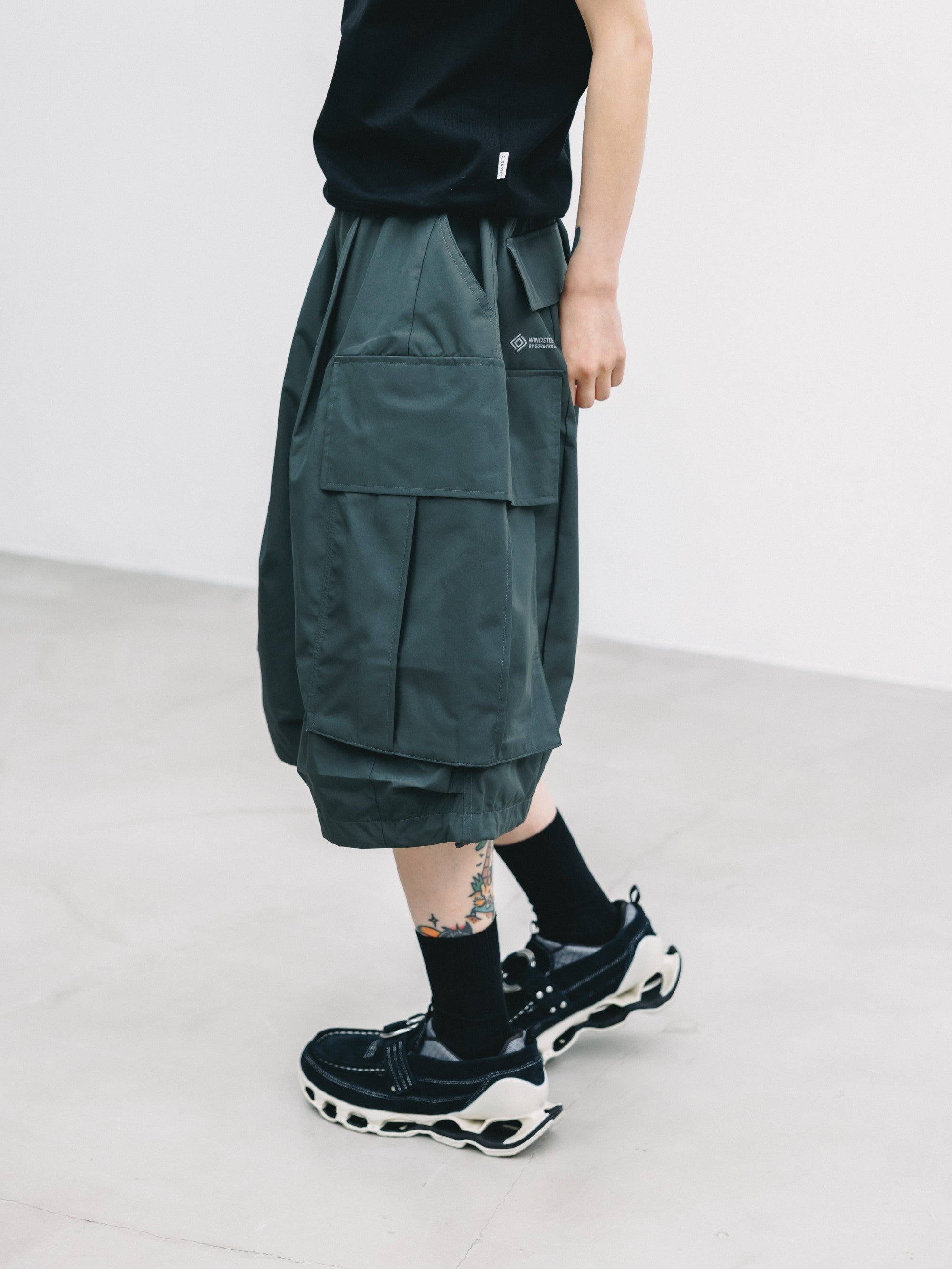 【7.18 SAT 20:00- IN STOCK】+phenix WINDSTOPPER® by GORE-TEX LABS CITY MEGA POCKET BALLOON CARGO HALF PANTS (ASPHALT GRAY)