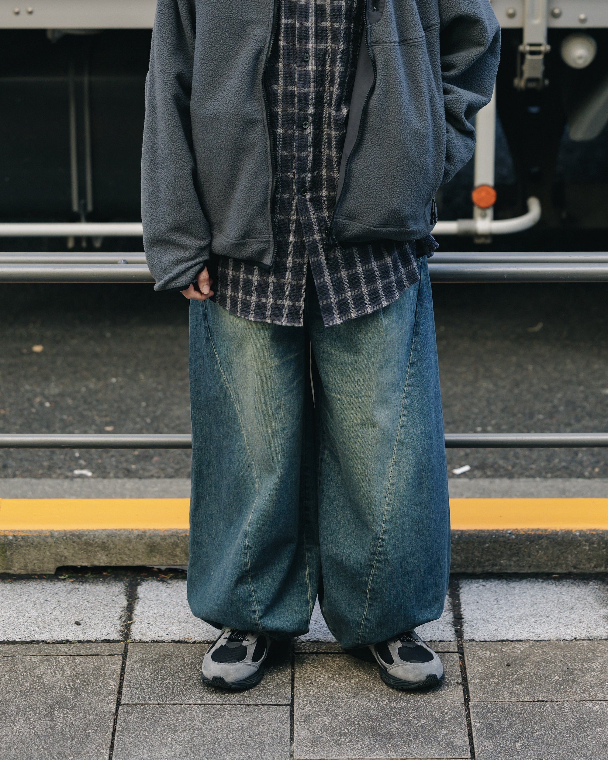 【10.22 WED 20:00- IN STOCK】VINTAGE DYED SELVEDGE DENIM MASSIVE TWISTED PANTS (VINTAGE INDIGO)