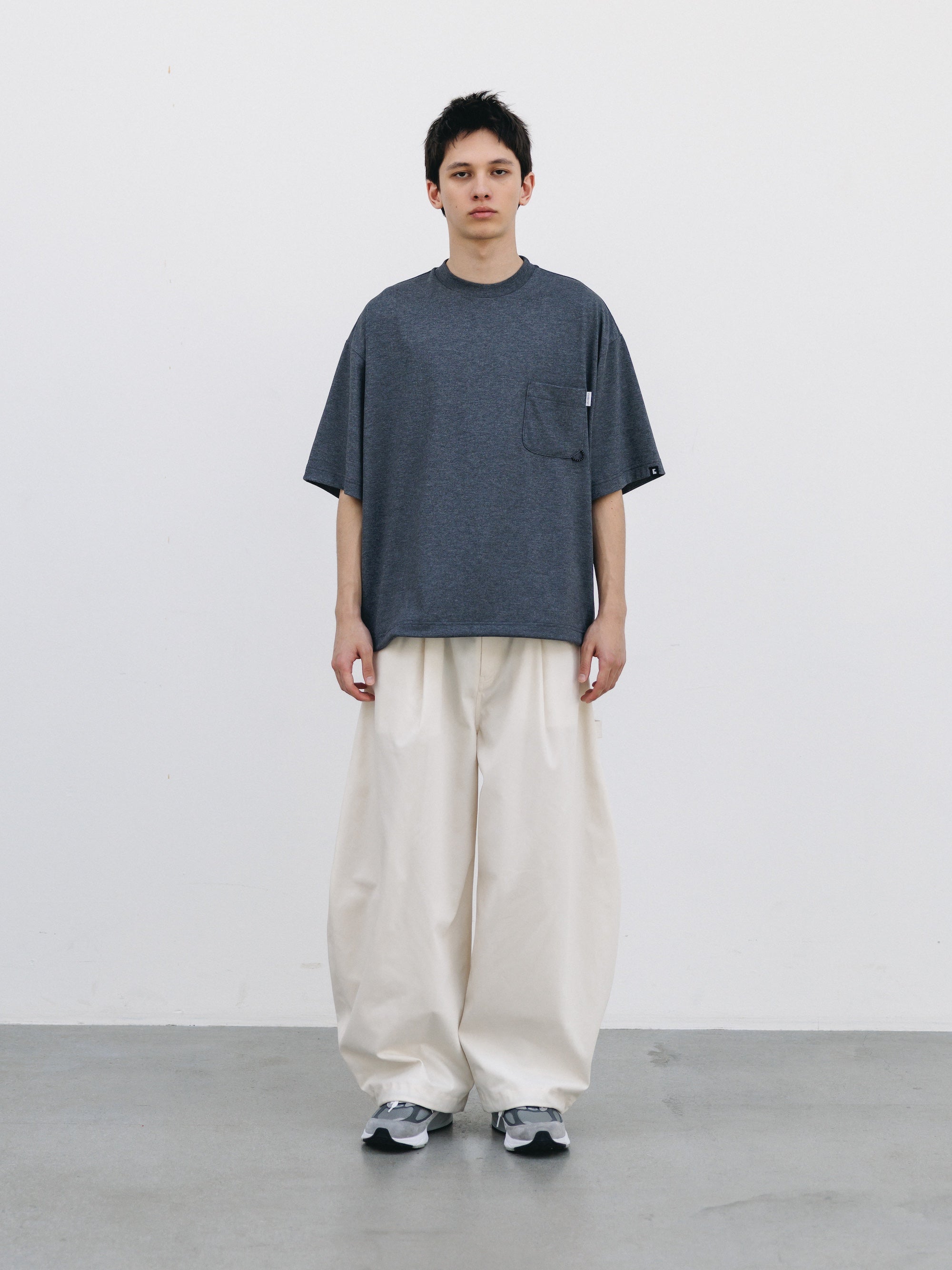 TECH POCKET S/S T-SHIRT (CHARCOAL)
