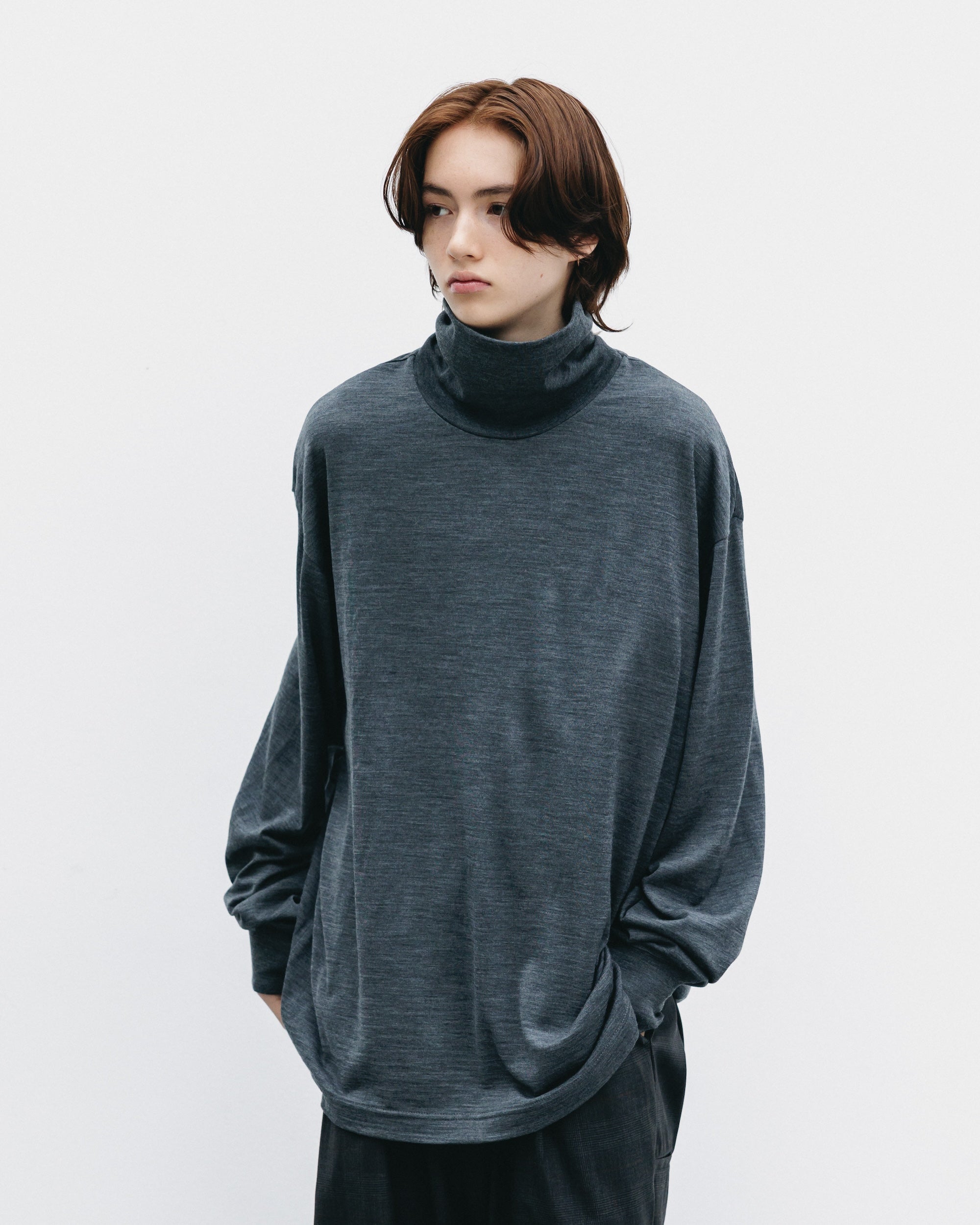 【11.12 WED 20:00- IN STOCK】WOOL L/S TURTLE NECK T-SHIRT (CHARCOAL)