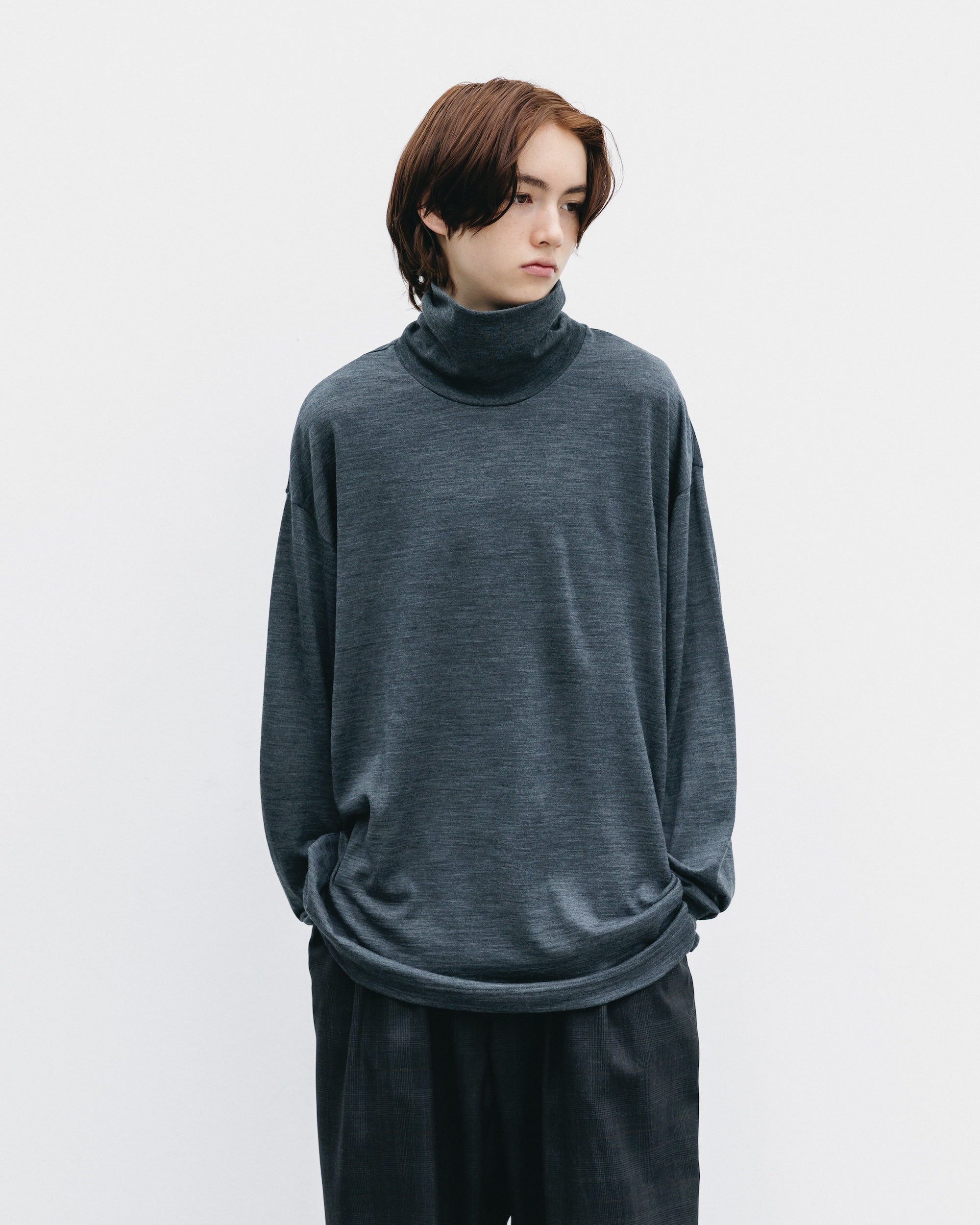 【11.12 WED 20:00- IN STOCK】WOOL L/S TURTLE NECK T-SHIRT (CHARCOAL)