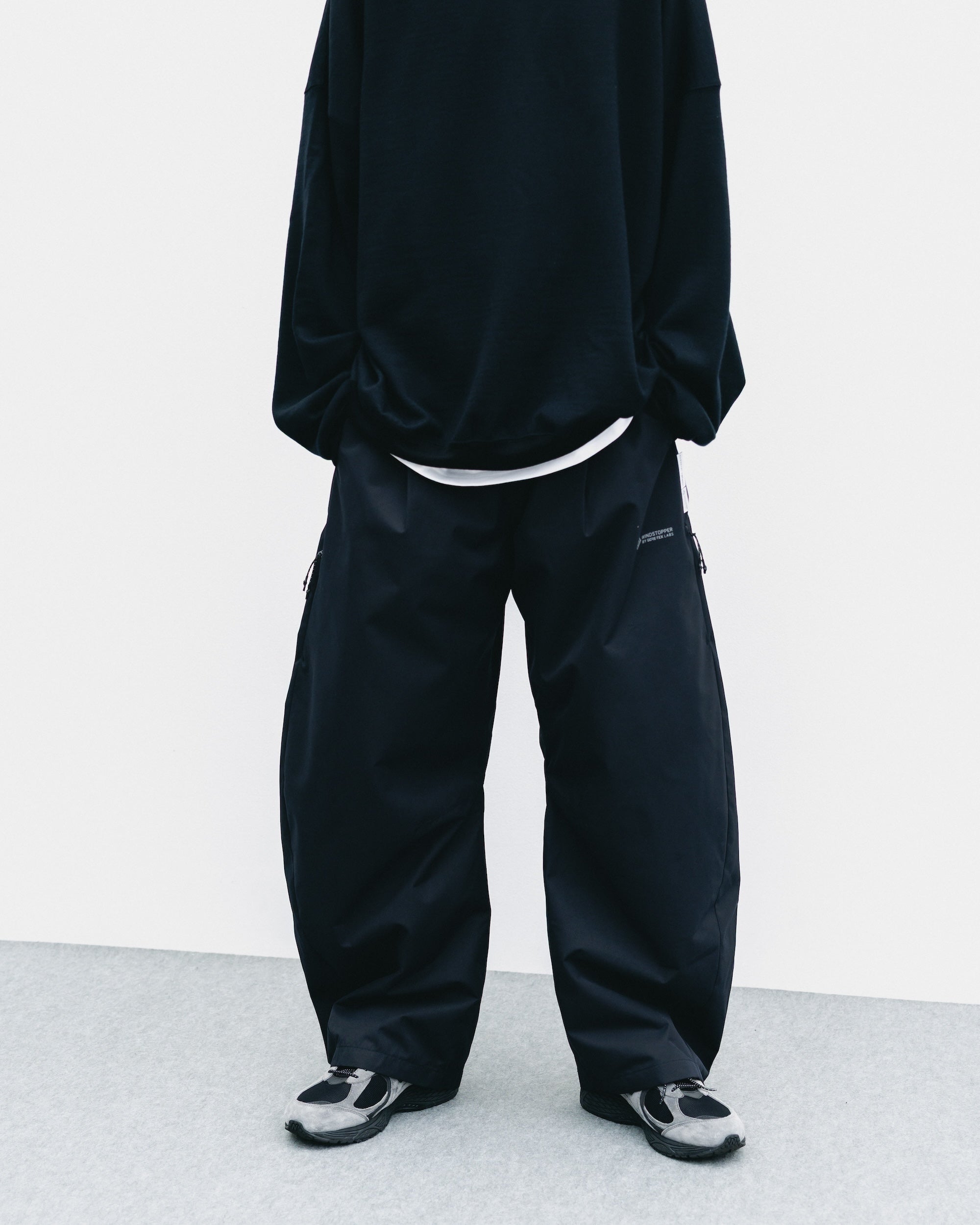 +phenix WINDSTOPPER® by GORE-TEX LABS TWILL CITY BARREL LEG PANTS (BLACK)