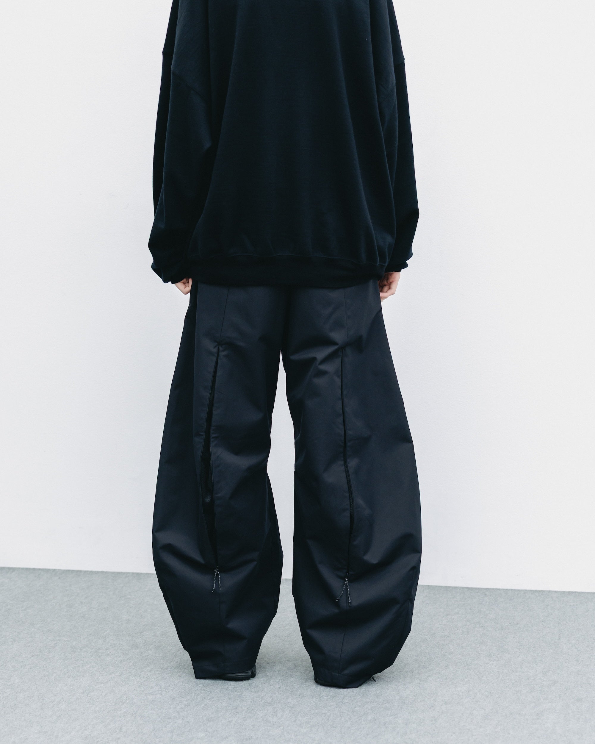 +phenix WINDSTOPPER® by GORE-TEX LABS TWILL CITY BARREL LEG PANTS (BLACK)