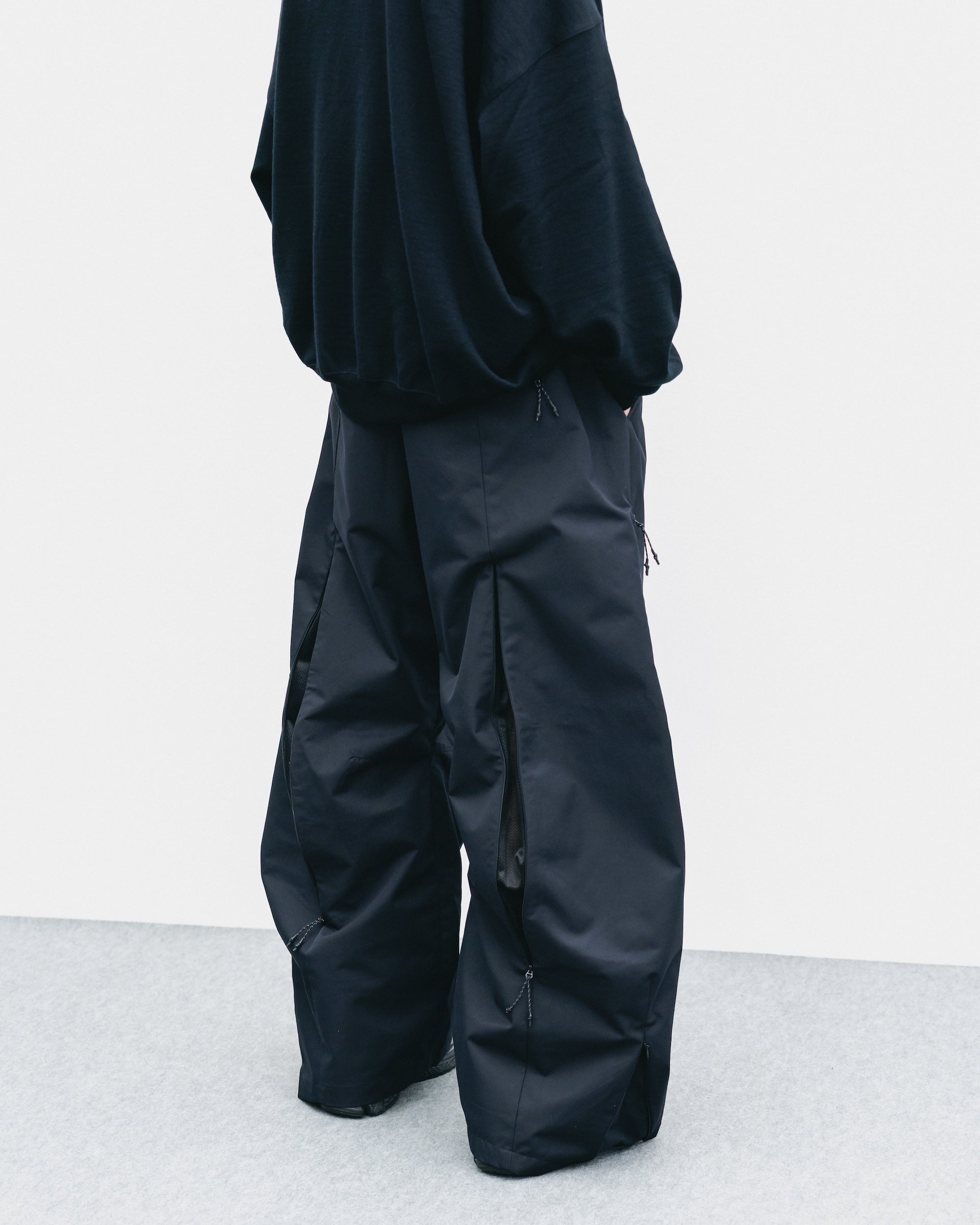 +phenix WINDSTOPPER® by GORE-TEX LABS TWILL CITY BARREL LEG PANTS (BLACK)